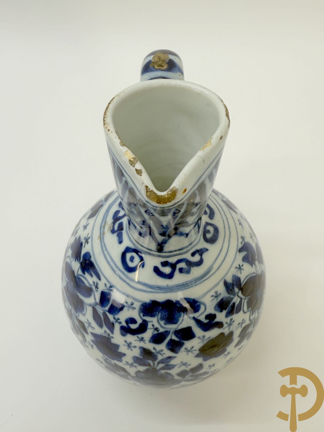 Twee Delftse blauw/wit schenkkannen met bloemendecor