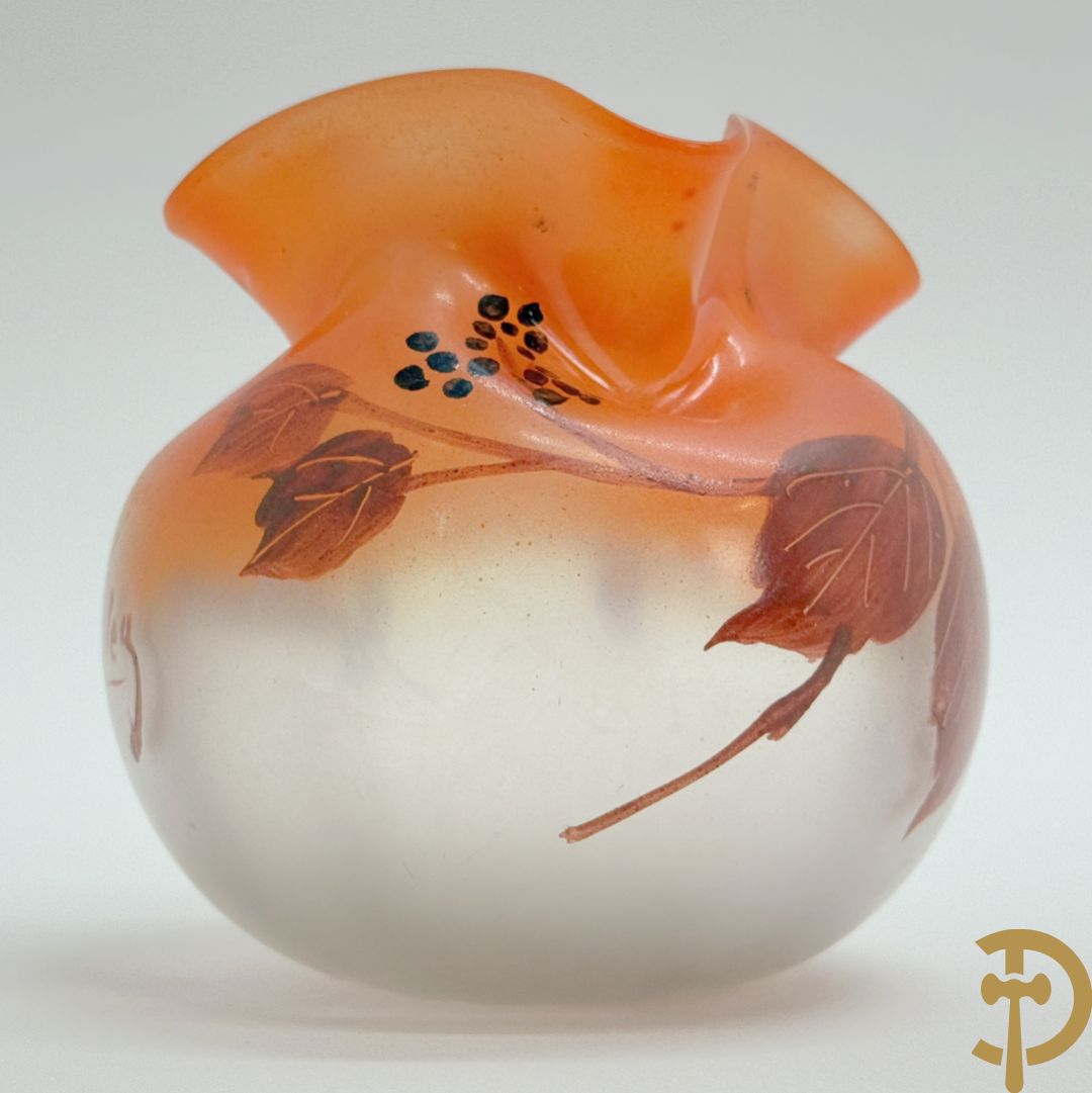 Bol vaasje met beschilderd bloemendecor, Leg. getekend (Legras)