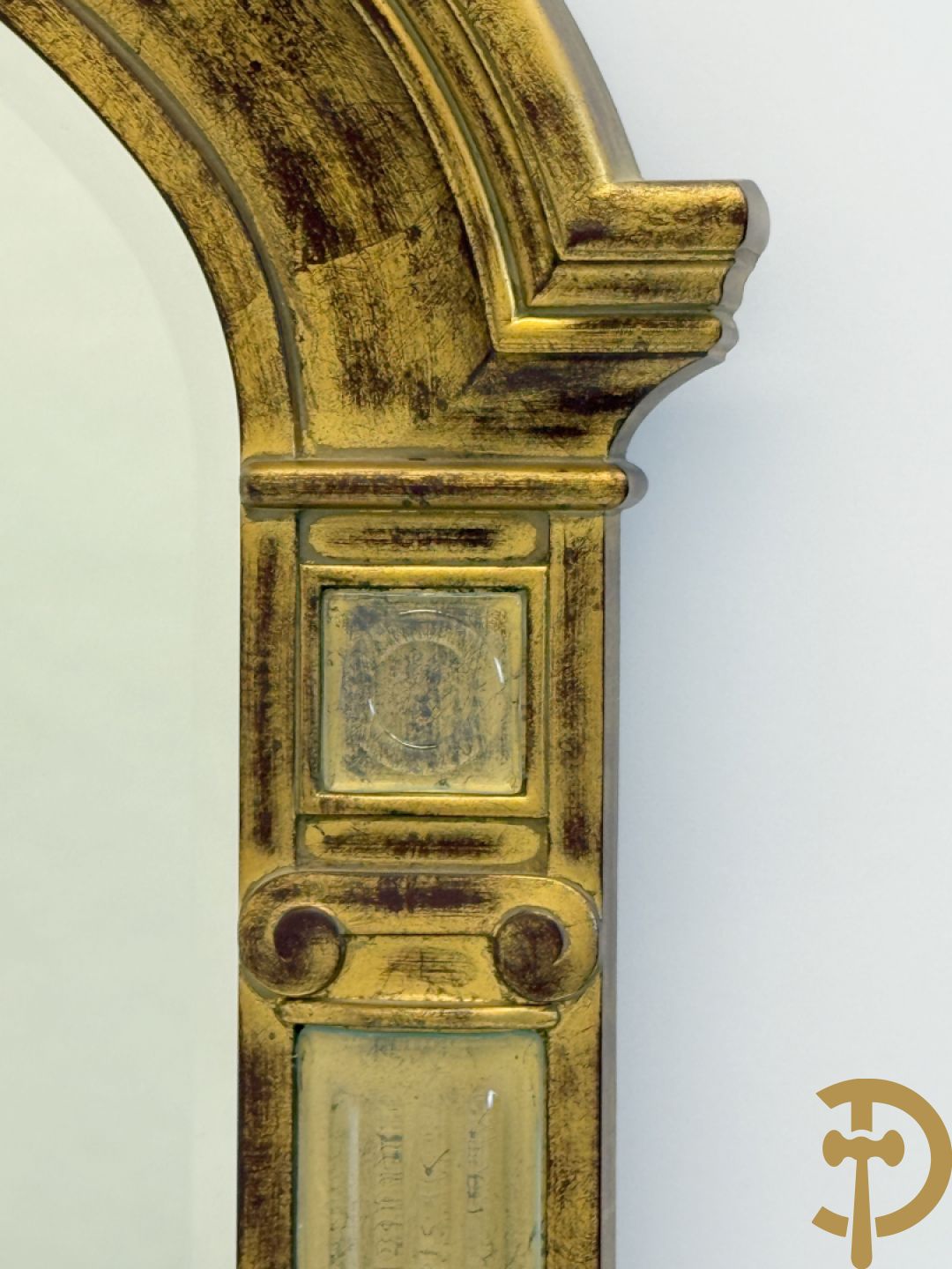 Vergulde boogvormige spiegel met zijdelings ionische zuilen, Deknudt, Vintage, jaren 