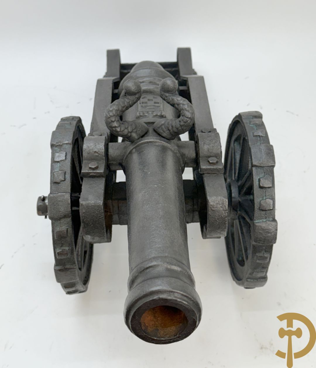 Gietijzeren miniatuurkanon met wapenschild