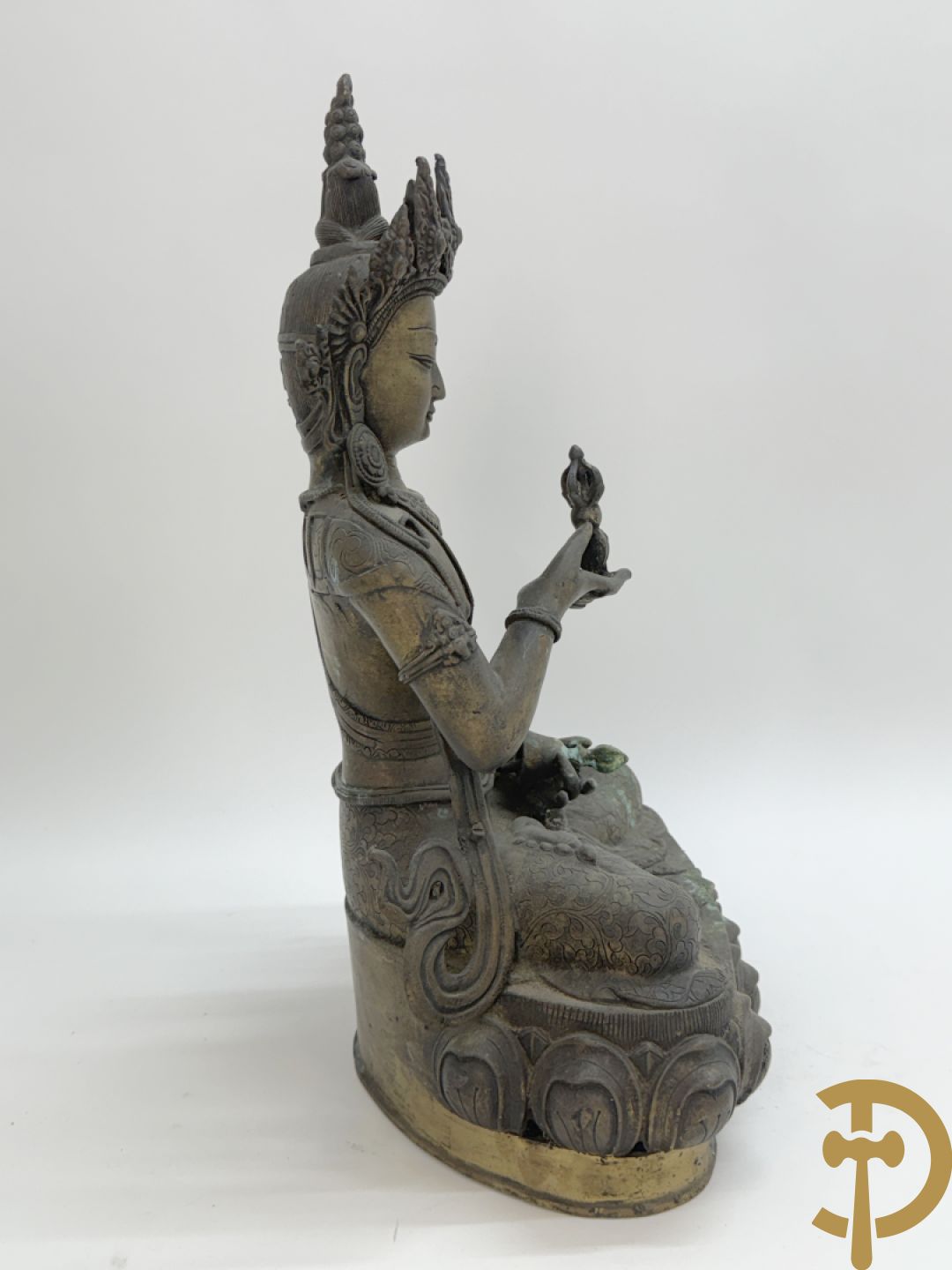 Bronzen neergezeten Boedha