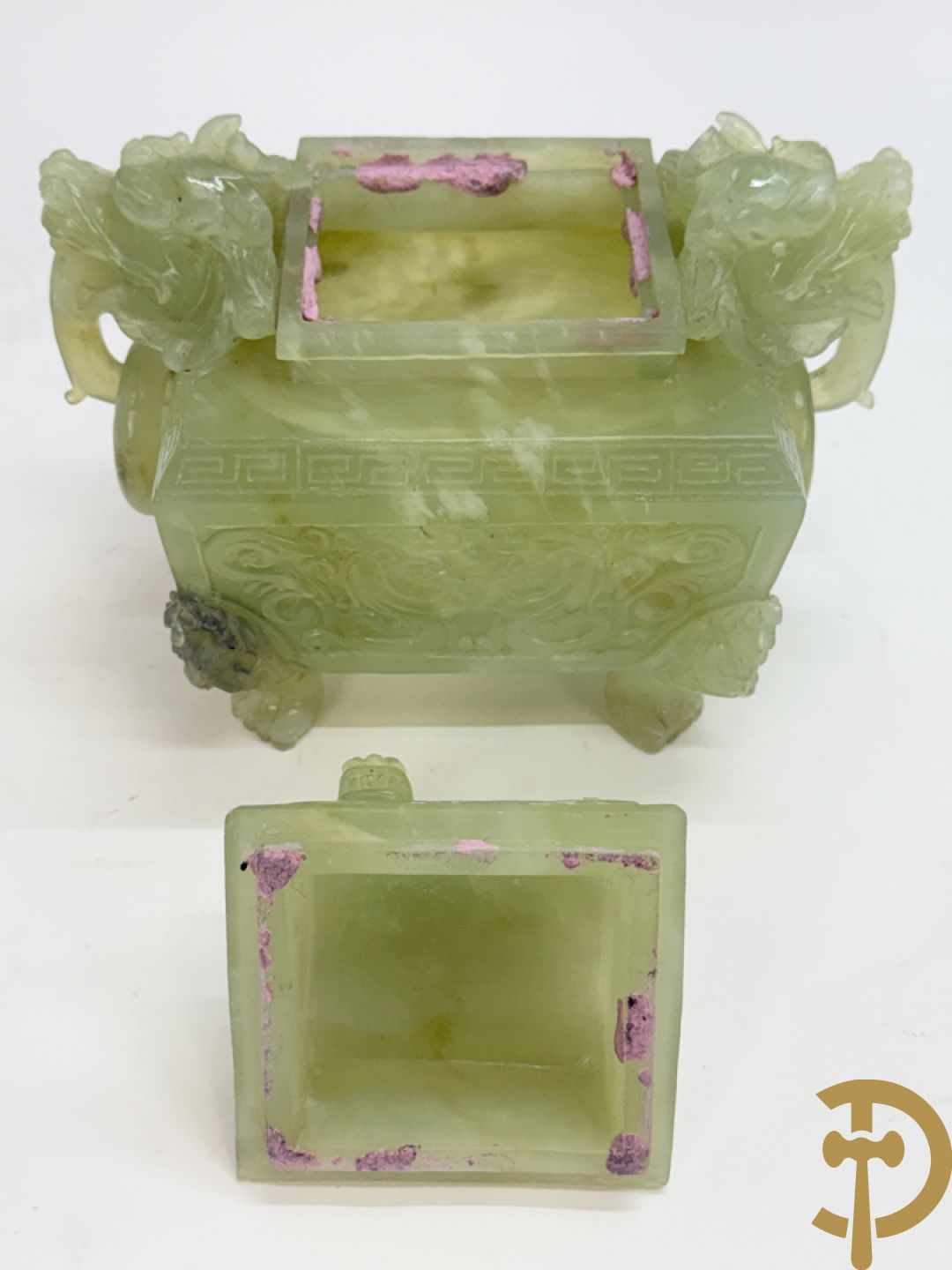 Brule parfum met sculptuur van fo honden in jadeiet + dekselpotiche in jadeiet met bloemen en vogeldecor