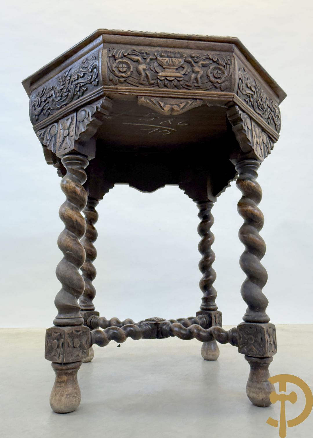 Massieve eiken tafel met achthoekig blad en sculptuur van bloementakken en accanthusranken - op 4 getorste poten