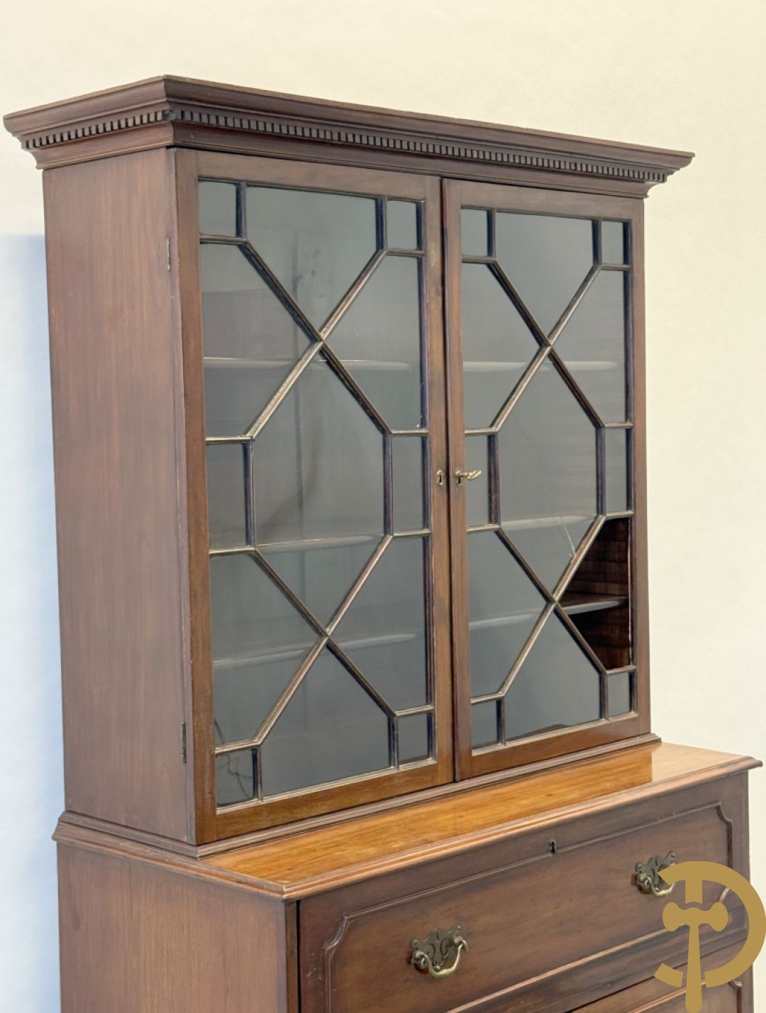 Engelse mahoniehouten secretaire met vitrine bovenaan, 19e