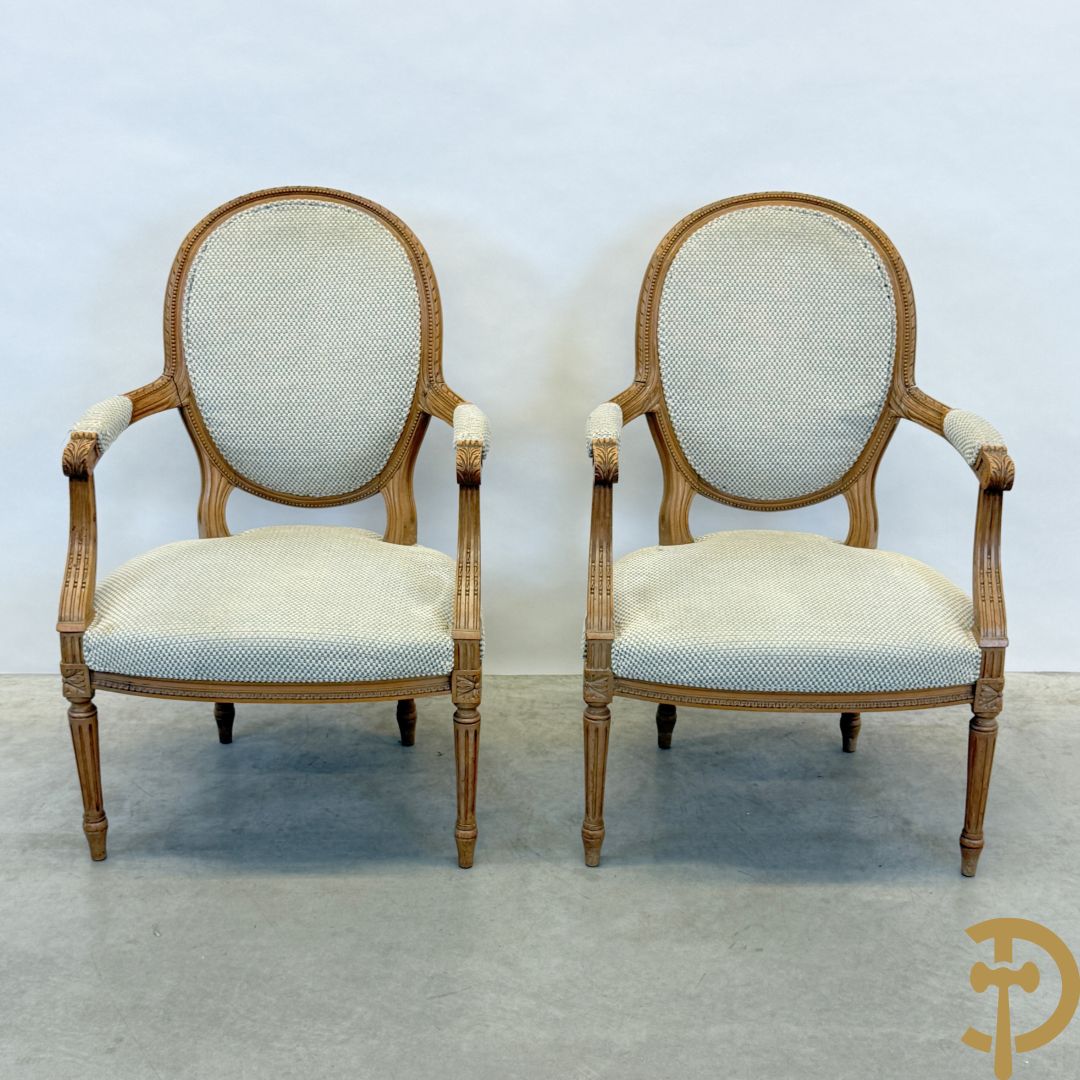 Paar beukenhouten Louis XVI stijl armzetels met medaillon