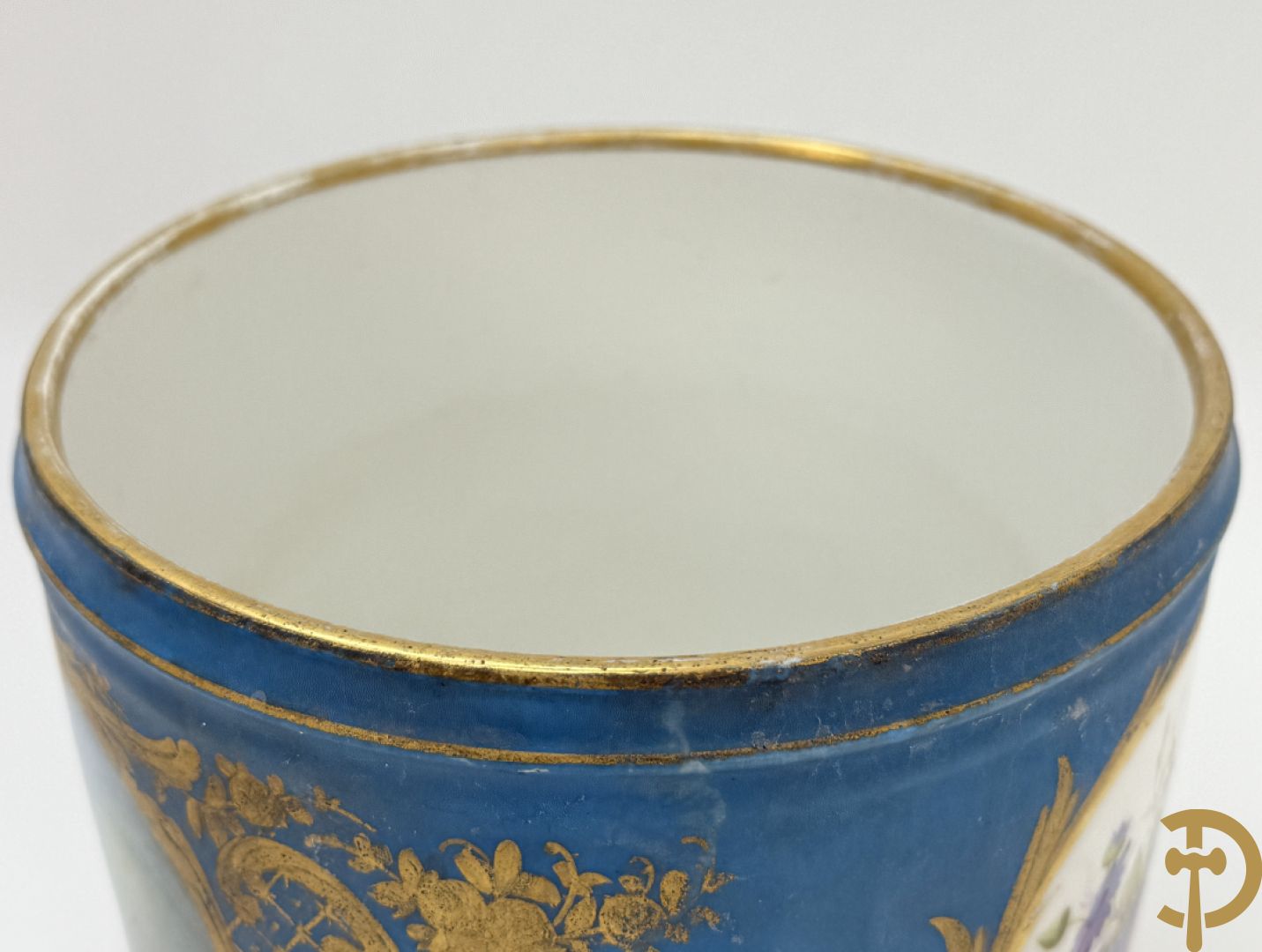 Sèvres cachepot met dubbel decor van handbeschilderde romantische dames en bloemendecor + cachepot in Frans porselein met bloemendecor gevat in bronzen houder + Limoges medici vaas met zwanehalzen