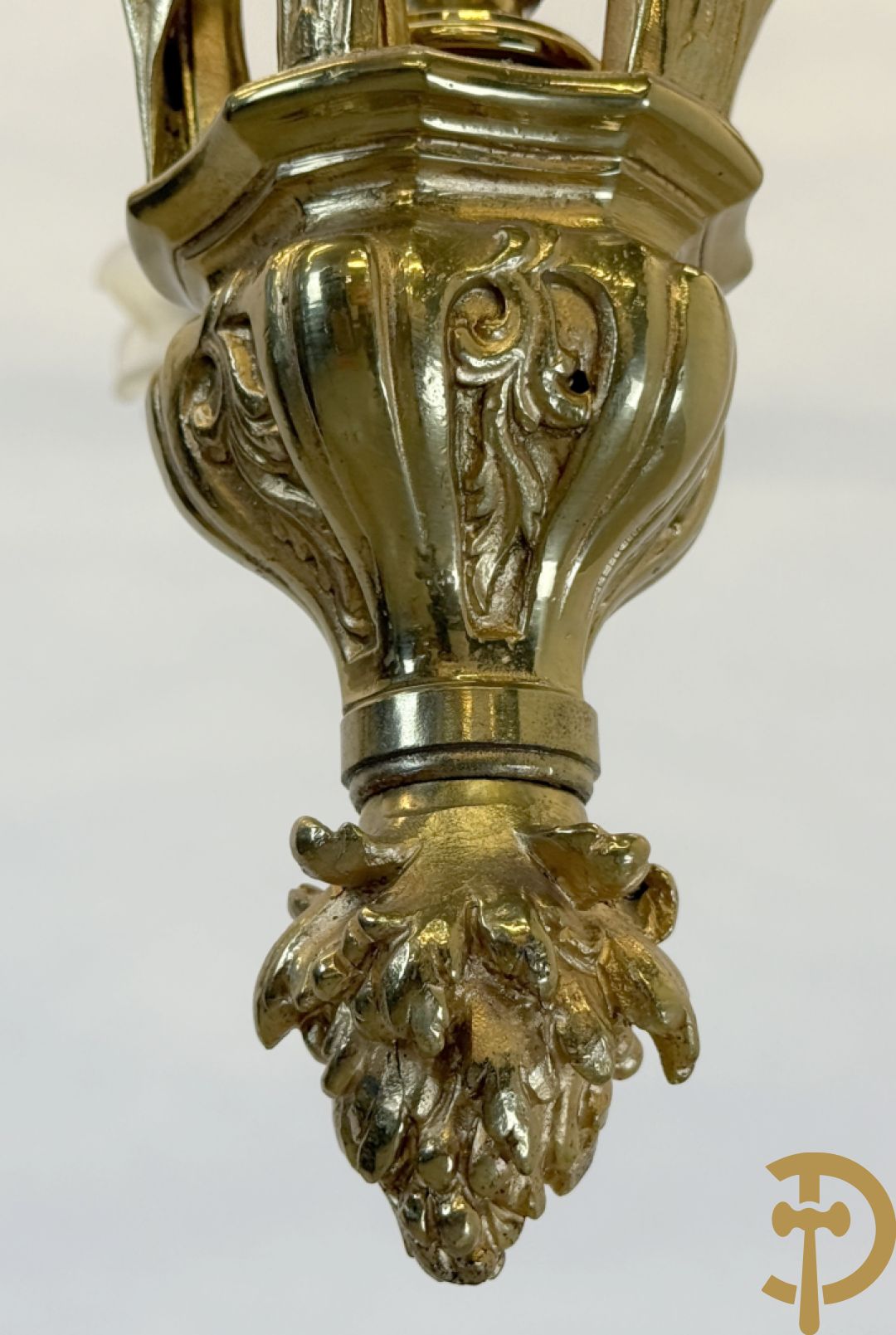 Vijfarmige luchter bezet met roosjes, Louis XV stijl bezet met accanthusranken