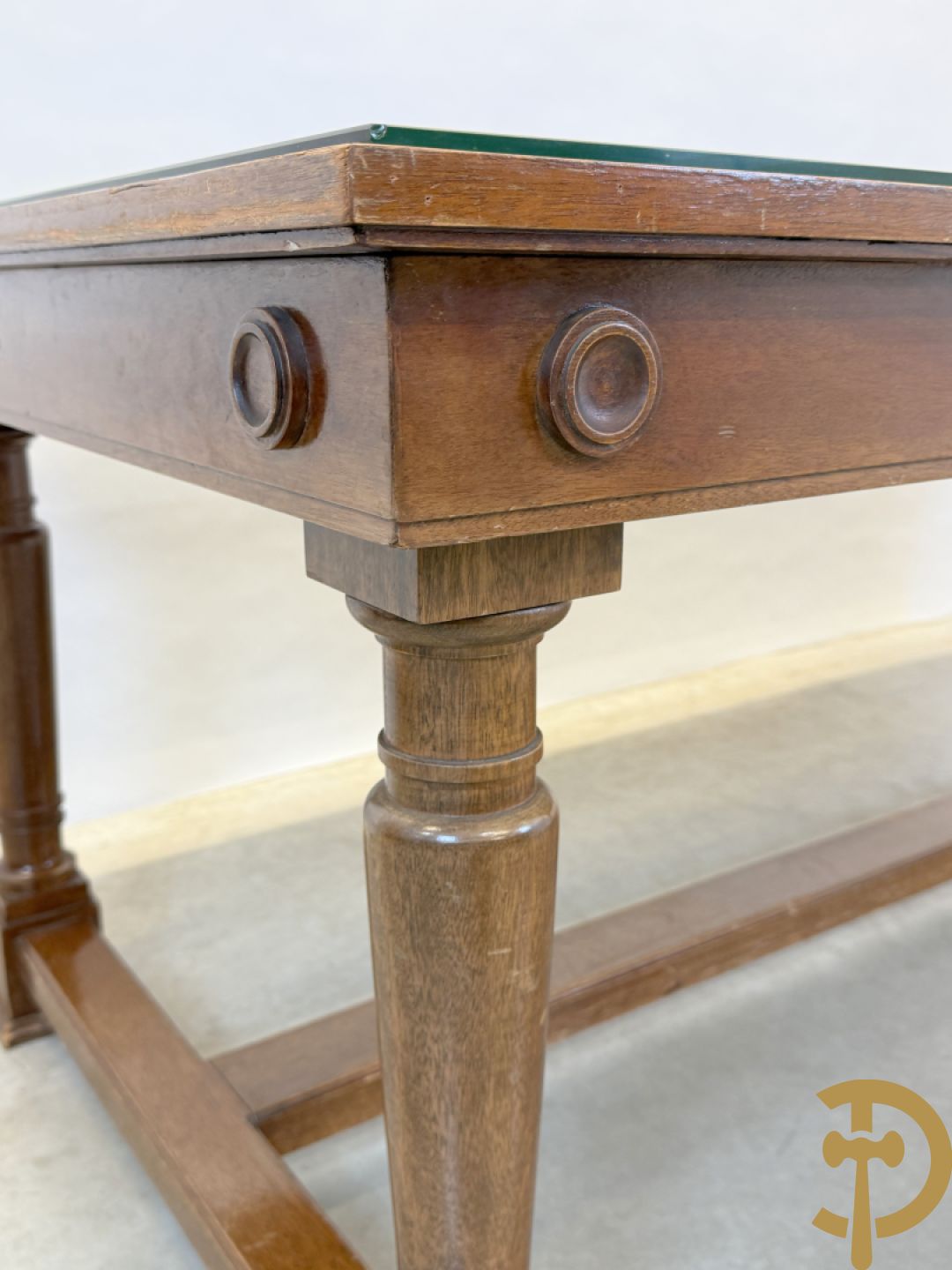 Notelaren tafel met glazen blad op vier ballustervormige poten - bezet met bollen op de zijkant
