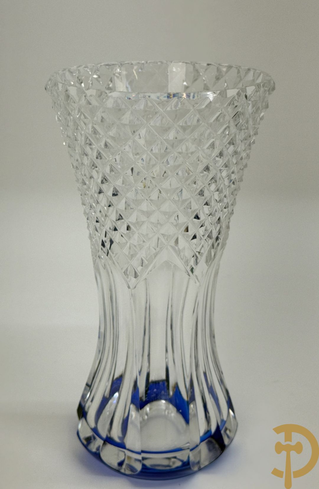 Mooi lot gekleurd Val Saint Lambert kristal bestaande uit 4 vazen, parfumstel (2 ledig), geslepen glas, coupe, onderzetters en 3 asbakken (14 stuks in het totaal)