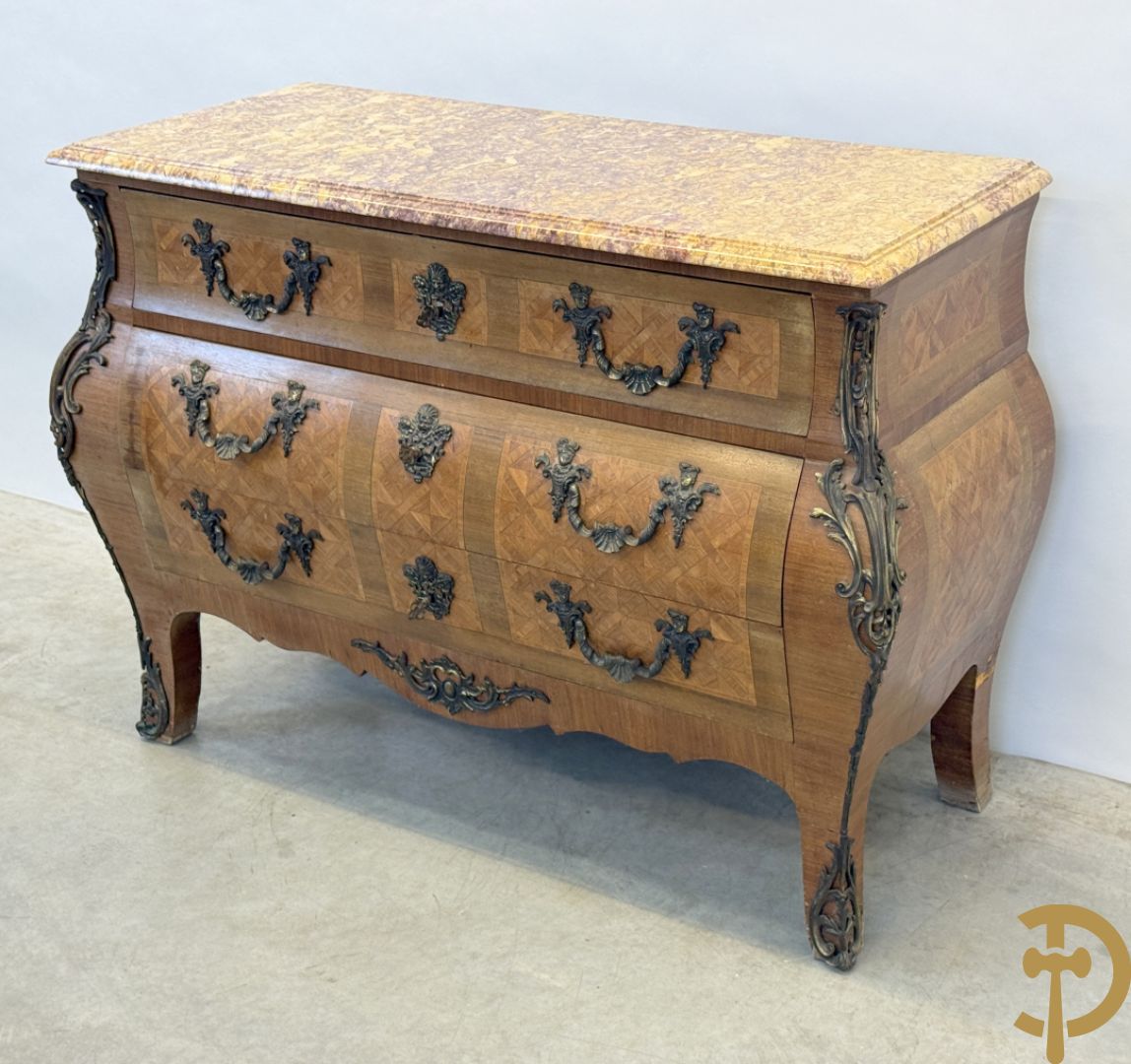 Notelaren gemarketteerde en gegalbeerde drieladencommode bezet met bronsbeslag en geaderd marmeren blad