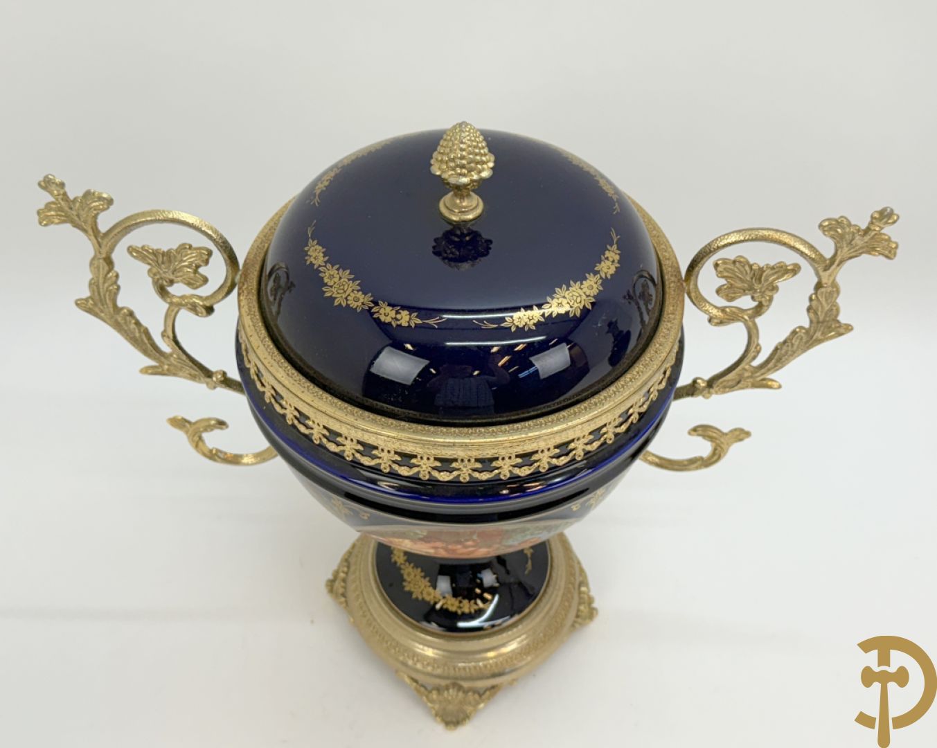 Sèvres stijl dekselpotiche met koperen ornamenten en romantisch decor + lampadaire in Sèvres stijl met romantisch decor