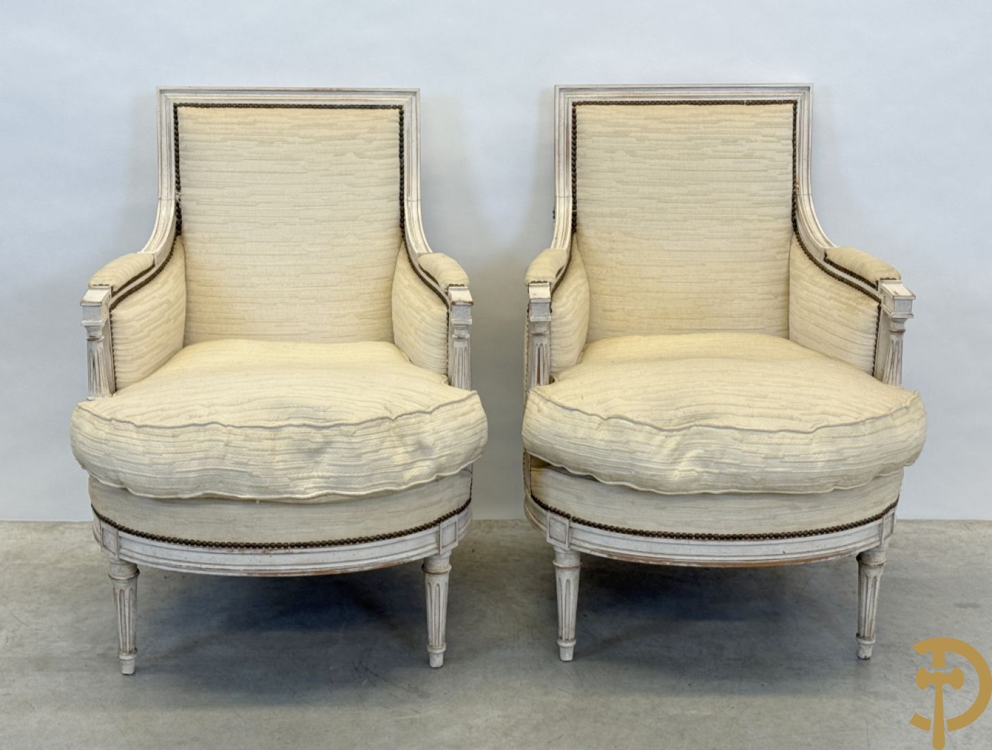 Paar wit gemonochromeerde bergères Louis XVI stijl + bijzettafeltje met lade op voluutvormige pootjes
