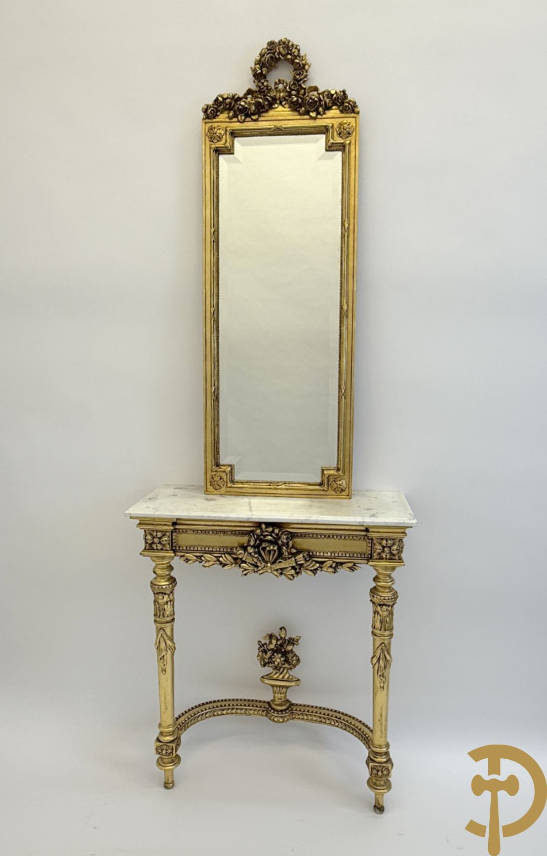 Vergulde console met Louis XVI motieven en amfoor  + vergulde spiegel met Louis XVI motieven