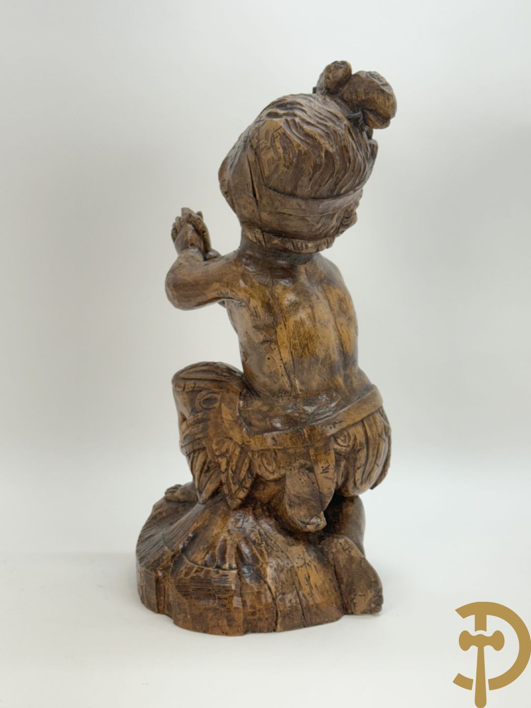 Houtgesculpteerde cupido met gevouwen handen en pluimen