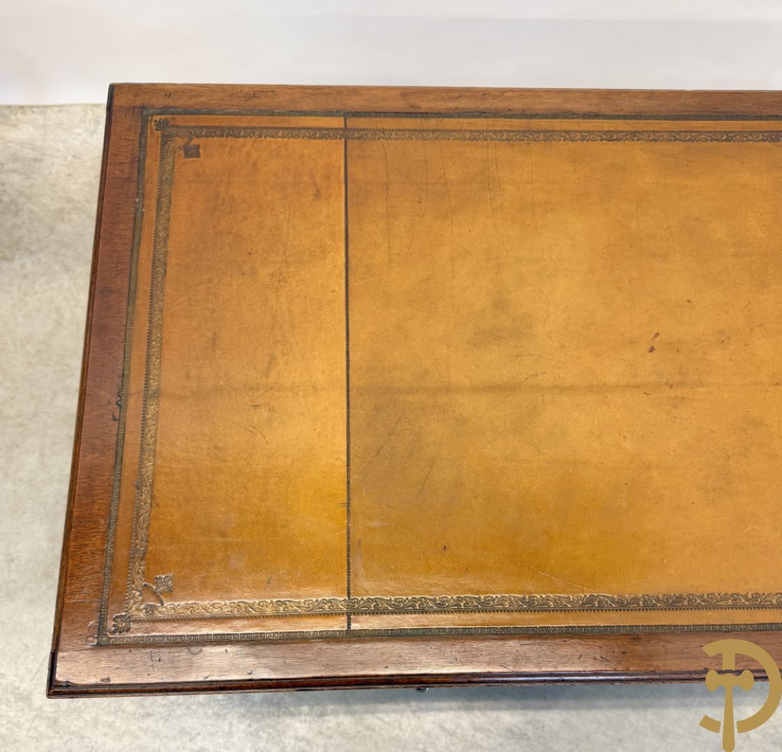 Paar Engelse notelaren bijzettafels + notelaren cakestand + notelaren salontafel met leder bekleed