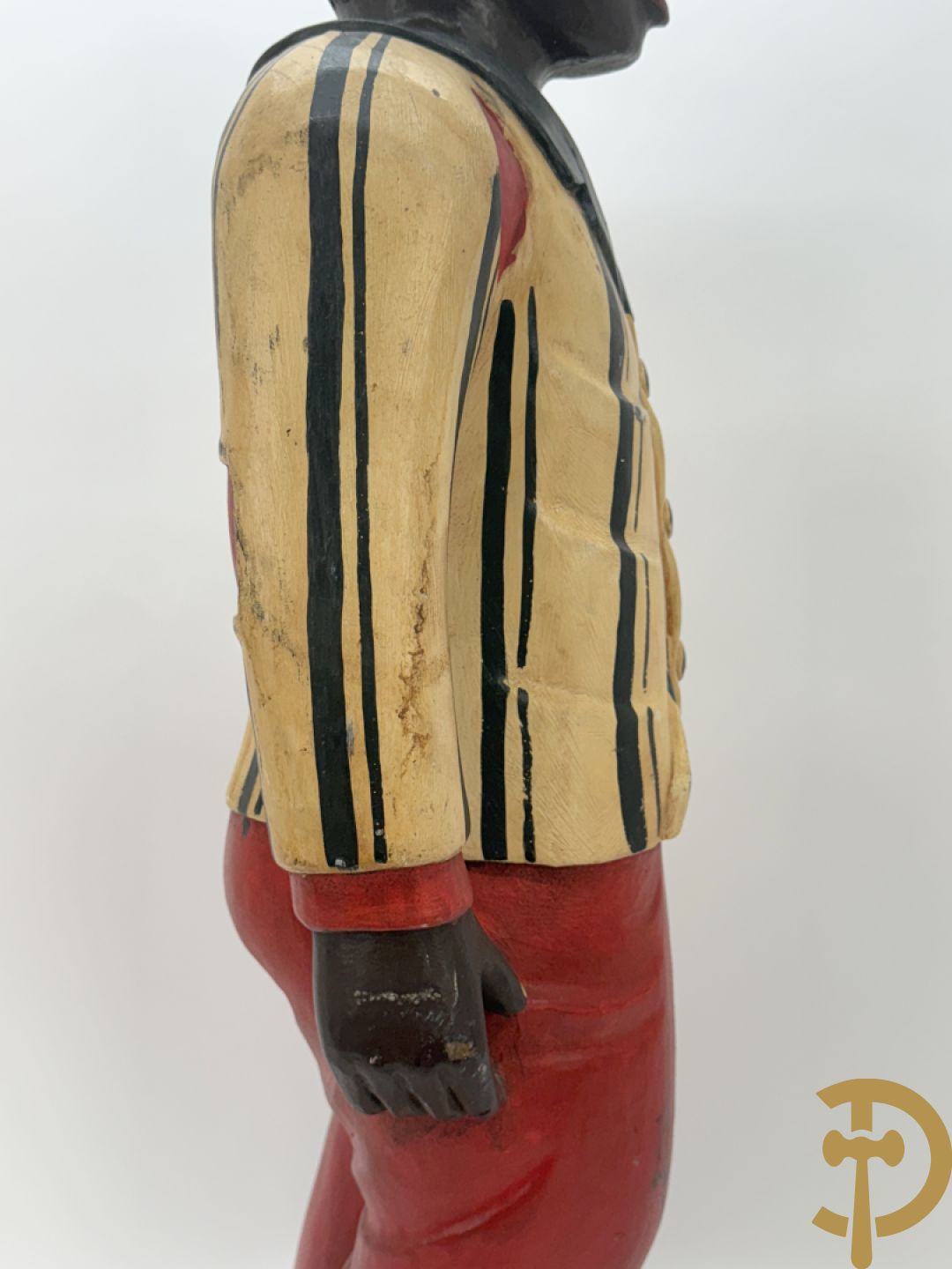 Houtgesculpteerd beeld van staande man