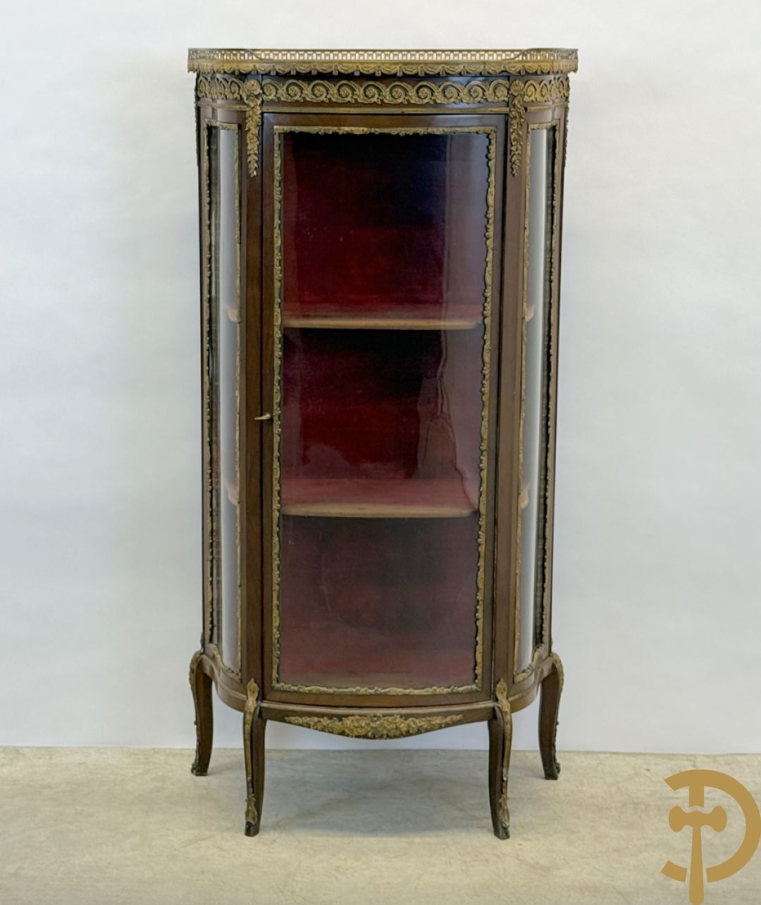 Notelaren vitrine bezet met bronsbeslag en gebogen ruitjes, bovenaan met marmeren blad