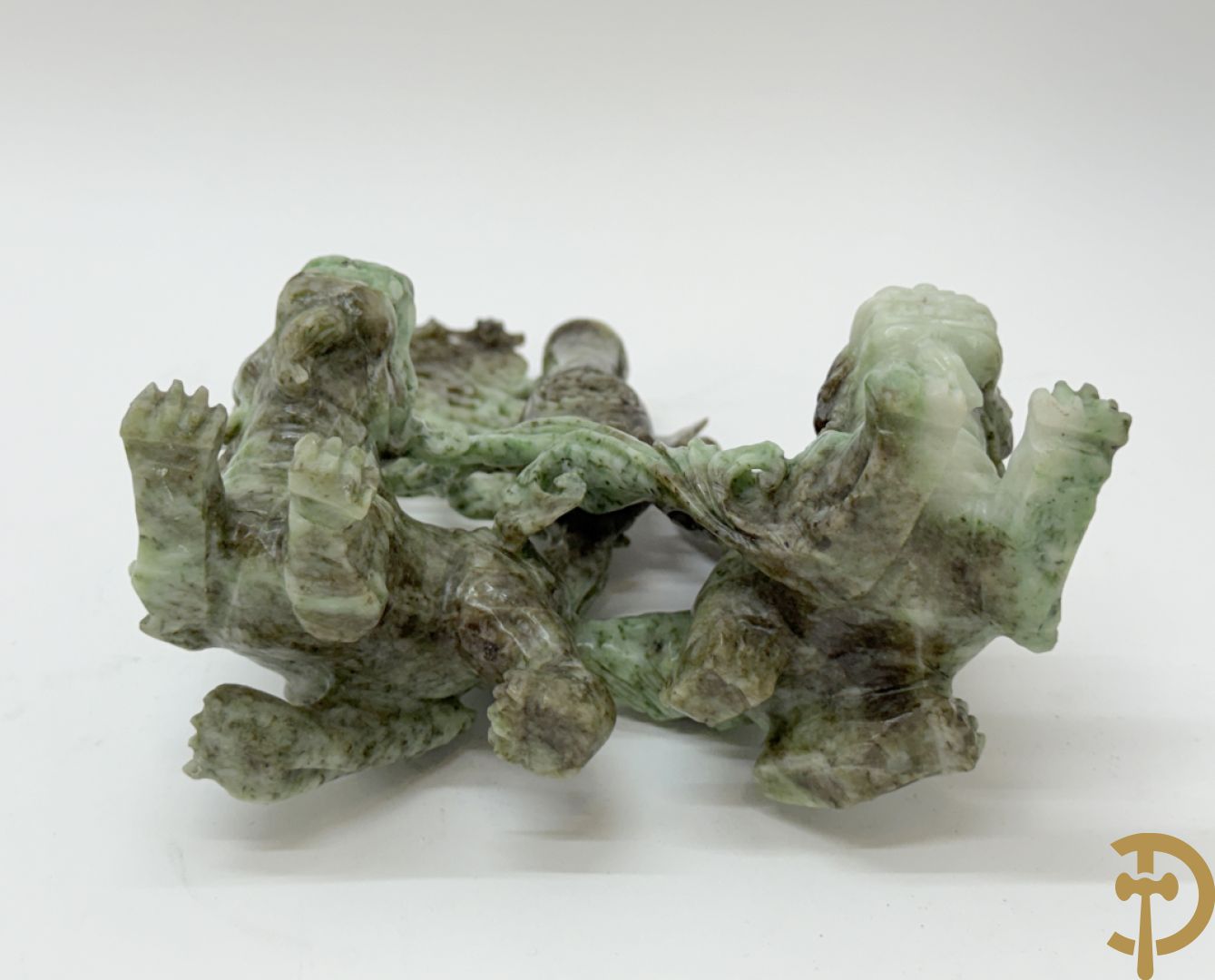 Sculptuur in speksteen van natuurtafereel met vogels en pioenrozen + speksteen sculptuur tafereel van 2 fo honden en vaas