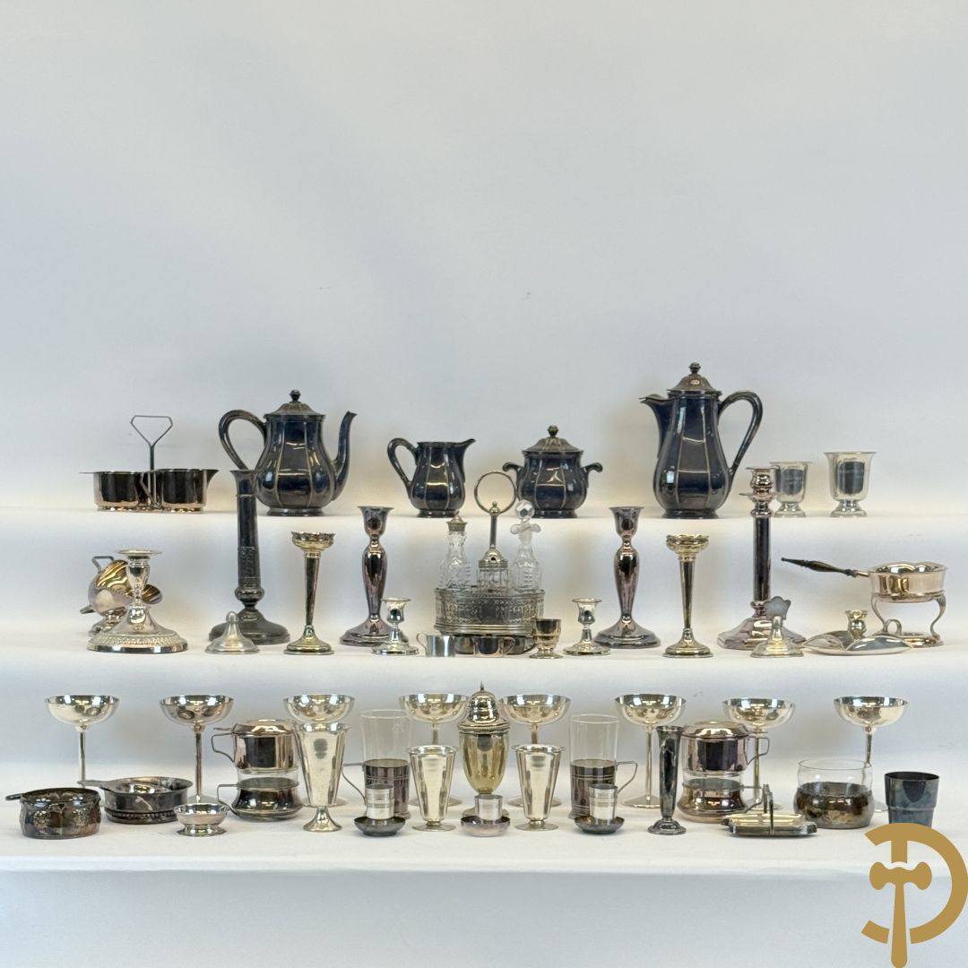 Koffieset Whiskemen (suikerpot met bluts) + Zes verzilverde kandelaars + verzilverde ijscoupes + verzilverde koffiefilters + olie- en azijnstel + verzilverde suikerstrooier e.a.