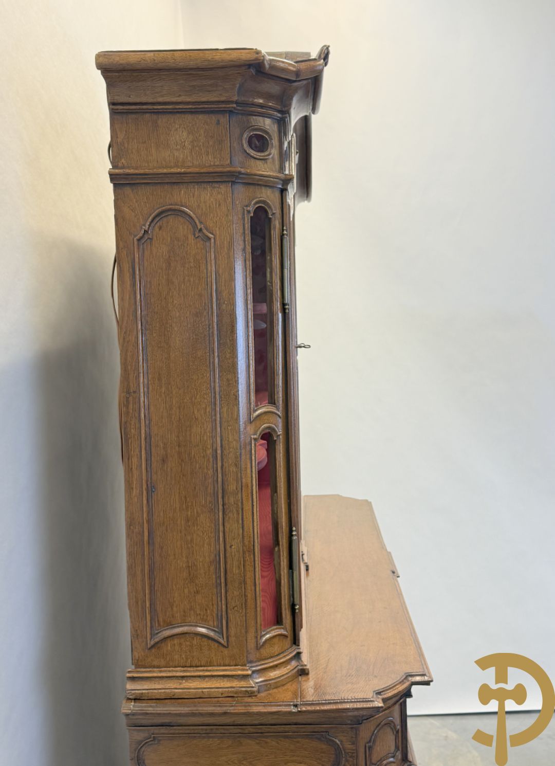 Massief eiken Luikse vitrinekast, boven met 2 beglaasde deuren en gebogen kop, Louis XV stijl, 18e