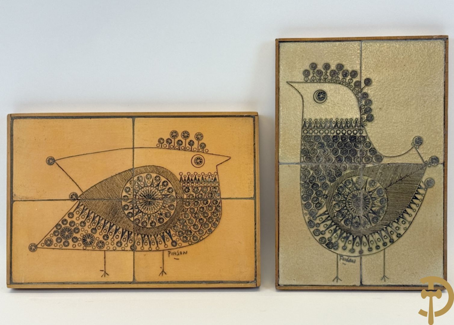PINSON getekend (Charles-Emile) Paar vintage keramieken tabletten met surrealistisch gestyleerd vogeldecor