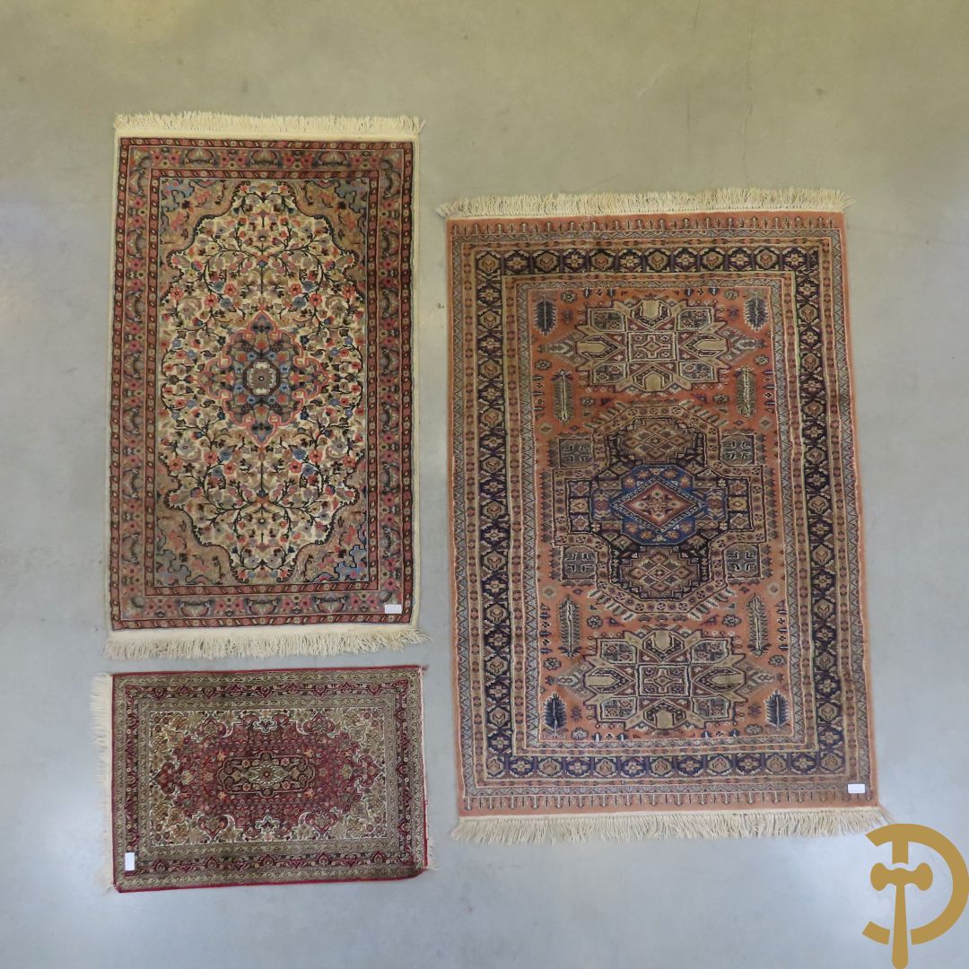 Oosters handgeknoopt tapijt met bloemenmotieven + Oosters handgeknoopt tapijt met geometrische motieven + Oosters handgeknoopt zijden tapijt met centrale fond en bloemenmotieven