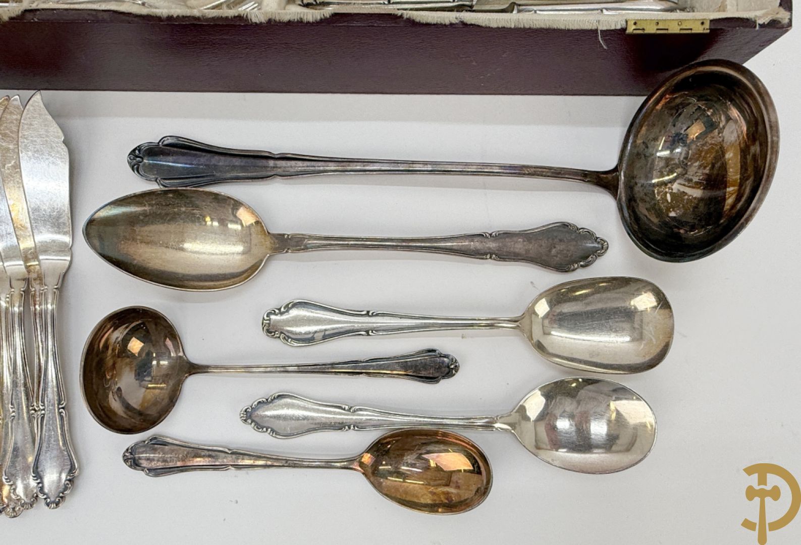 Verzilverd Louis XV bestek bestaande uit 12 lepels, 11 vorken, 12 messen, 12 dessertlepels, 11 dessertvorken, 12 dessertmessen, 12 koffielepels, 12 kleine vorken, 12 visvorken, 12 vismessen en 6 losse stukken