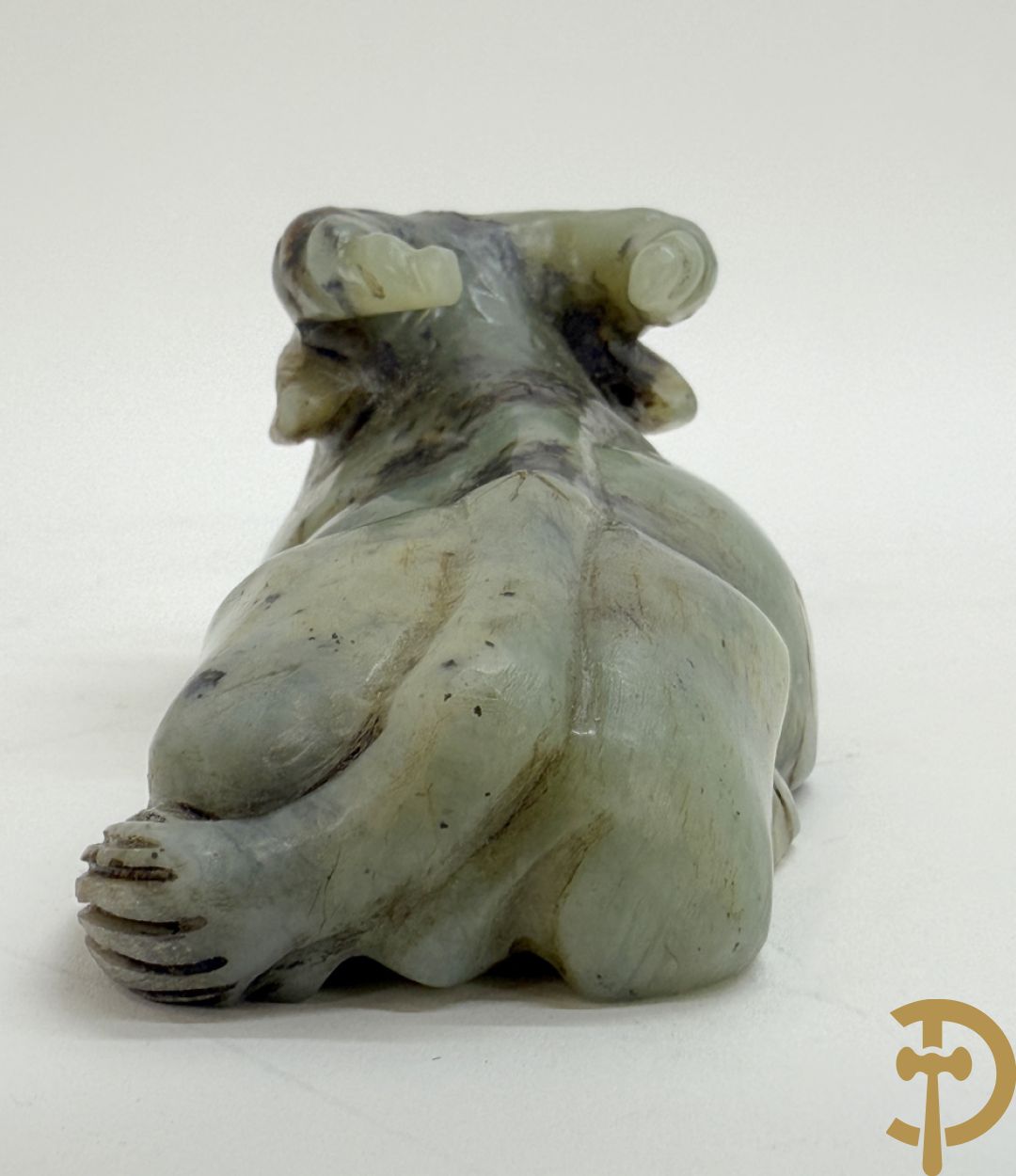 Drie Chinese handgestoken sculpturen van rammen en gevleugelde fo hond en in speksteen en jadeiet