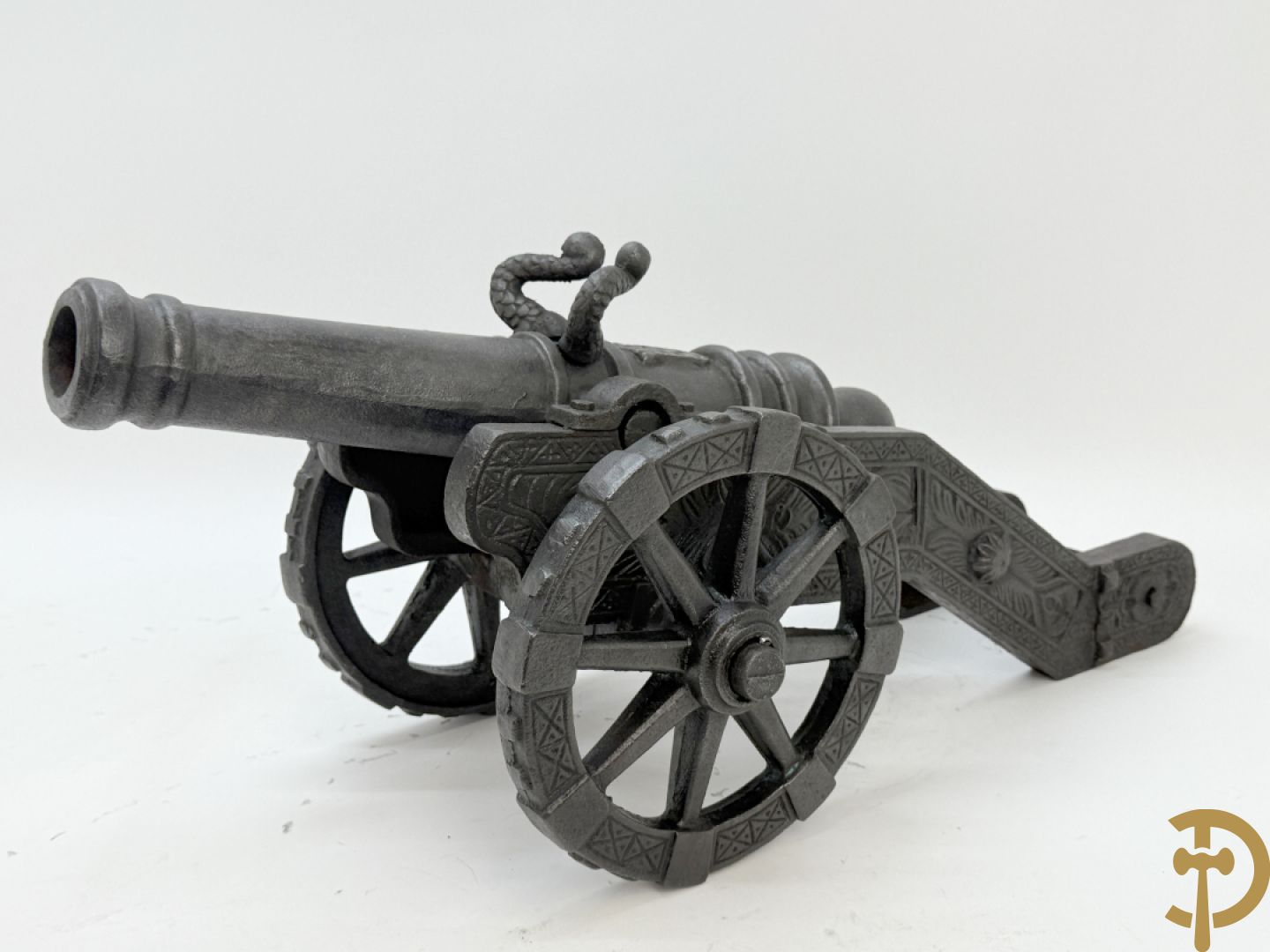 Gietijzeren miniatuurkanon met wapenschild
