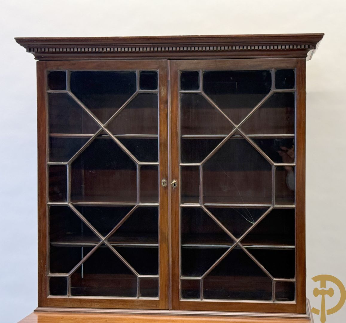 Engelse mahoniehouten secretaire met vitrine bovenaan, 19e