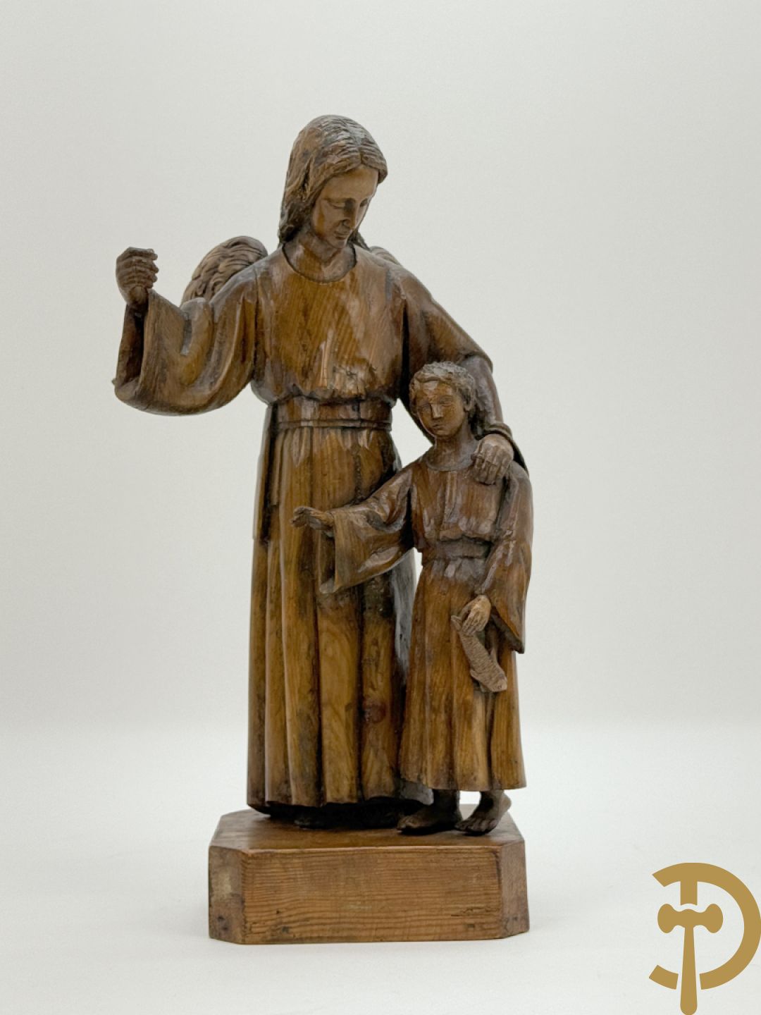 Houtsculptuur van engel met jongeling