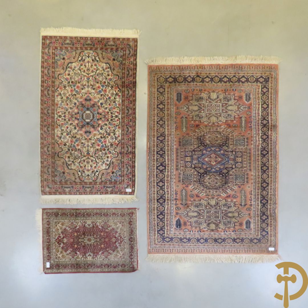 Oosters handgeknoopt tapijt met bloemenmotieven + Oosters handgeknoopt tapijt met geometrische motieven + Oosters handgeknoopt zijden tapijt met centrale fond en bloemenmotieven