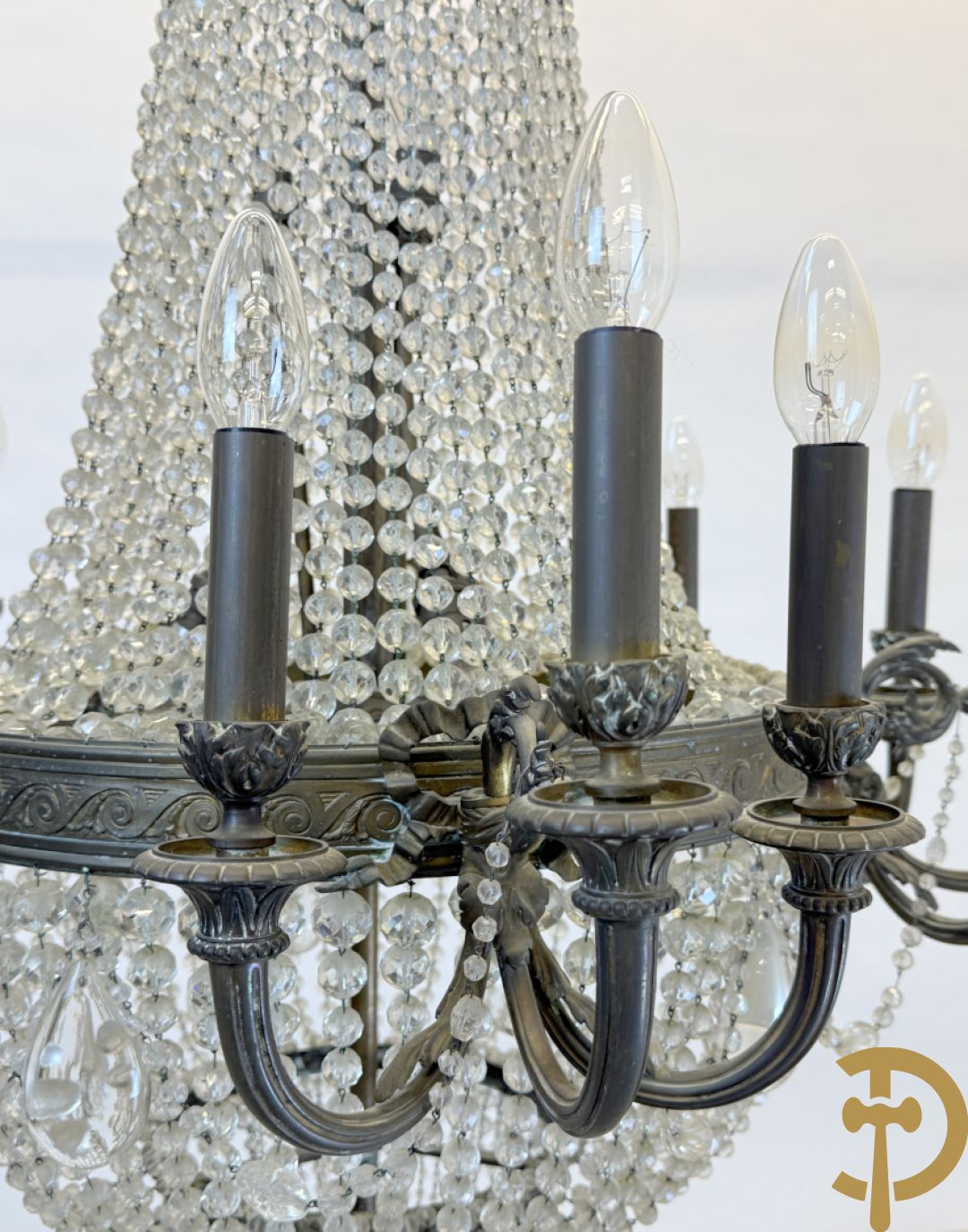 Grote bronzen kasteelluchter Sac-à-perles, Louis XVI stijl, met 5 armen telkens met 3 kaarsen