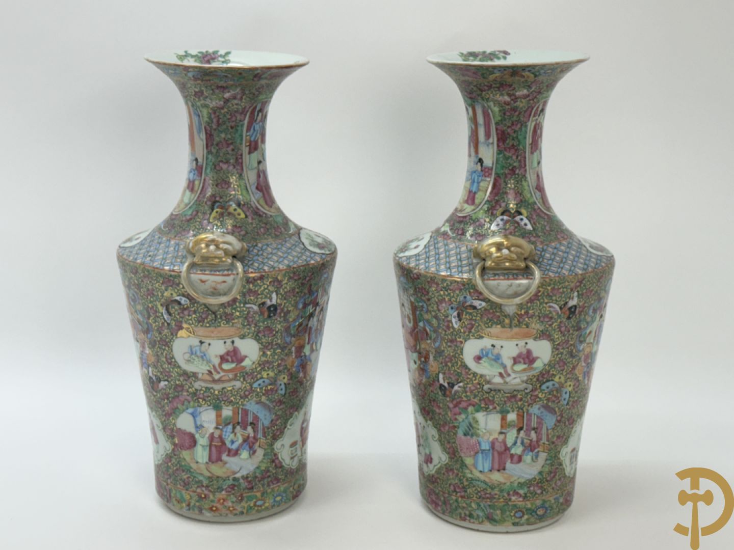 Paar Chinese porseleinen famille rose Kanton vazen met geanimeerd decor en zijdelings met fo honden