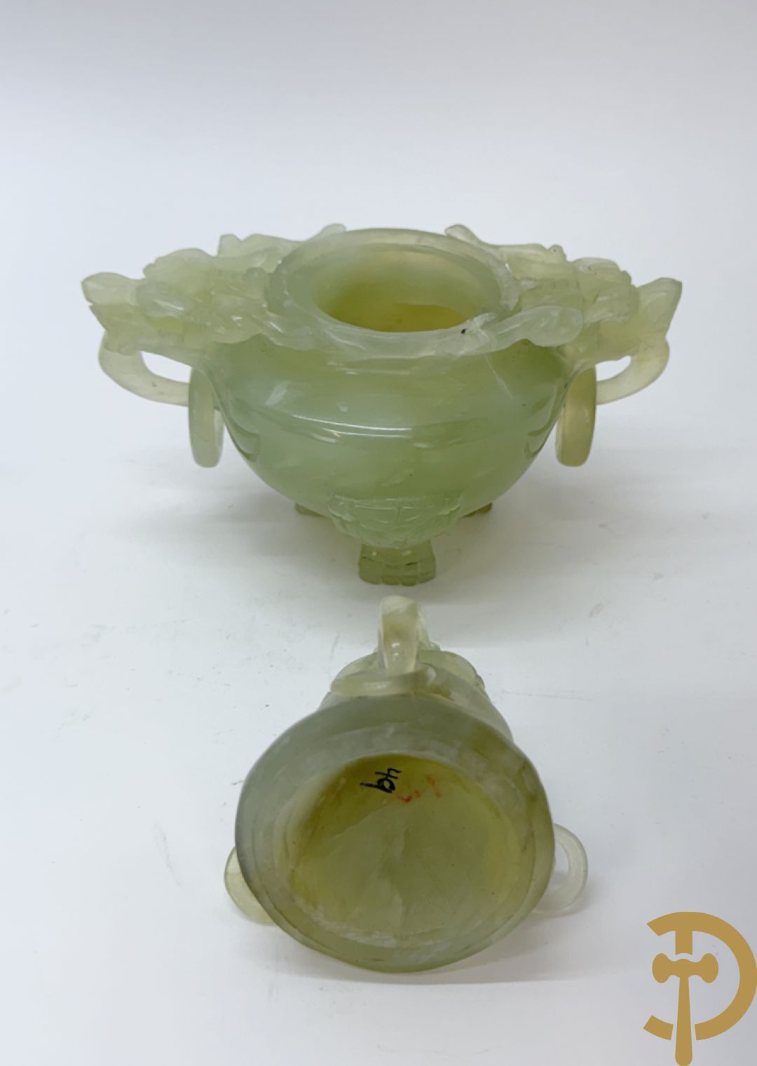 Drie Chinese handgesculpteerde urnes in gesteente met drakendecor (jade, amethist en fluoriet)