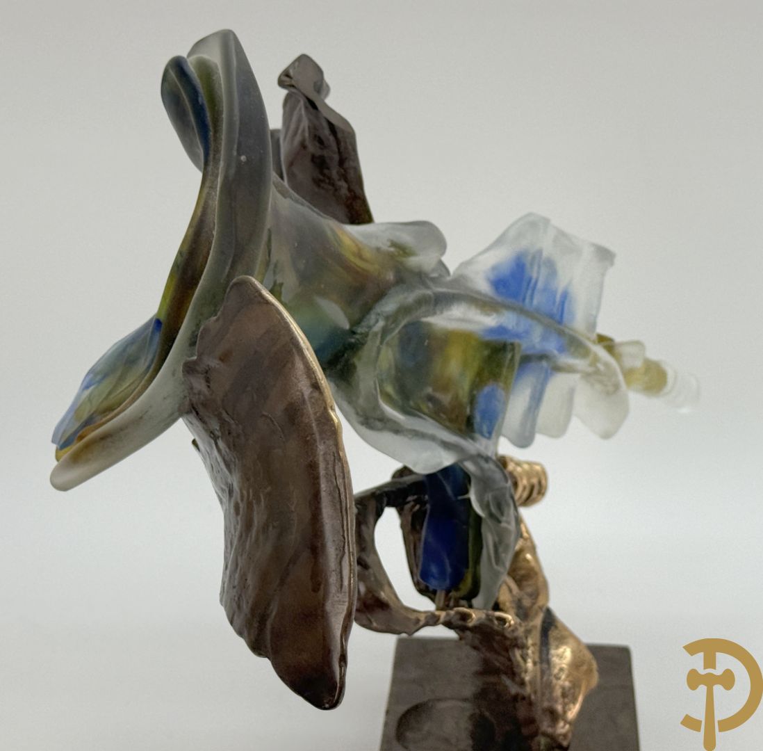 LOHE getekend - Surrealistische sculptuur met combinatie van koper en gekleurde pate de verre in de vorm van een trompet