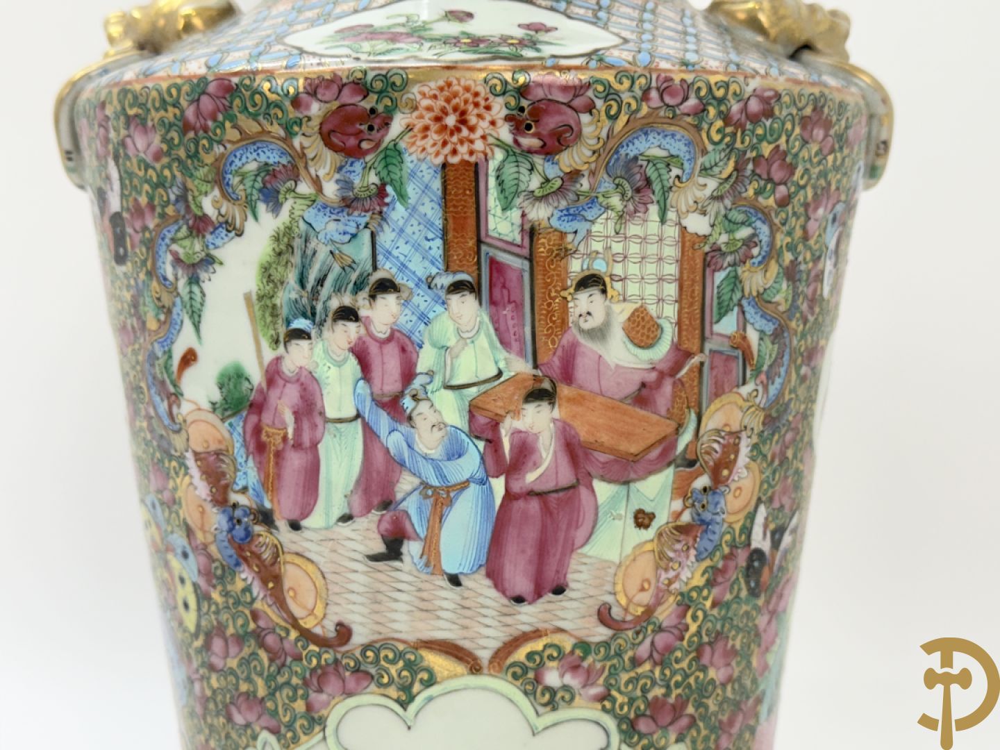 Paar Chinese porseleinen famille rose Kanton vazen met geanimeerd decor en zijdelings met fo honden