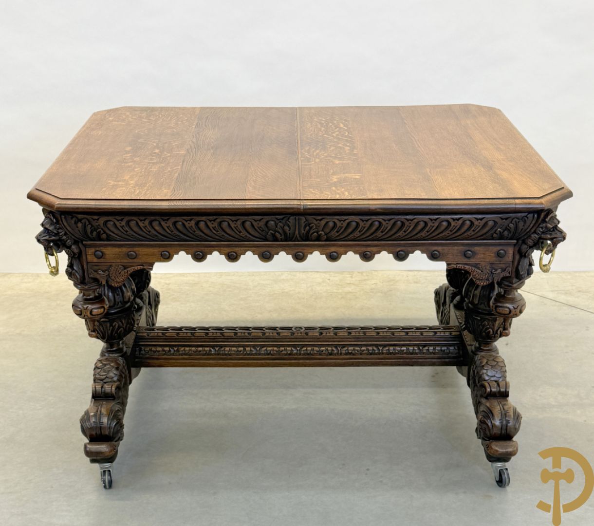 Massief eiken dolfijnetafel met knorrenlijst en leeuwenkoppen, Neo Renaissence stijl + 6 eiken stoelen met sculptuur