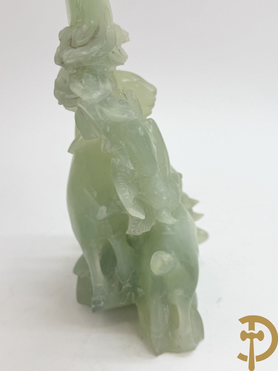 Drie Chinese handgestoken sculpturen van rammen en gevleugelde fo hond en in speksteen en jadeiet