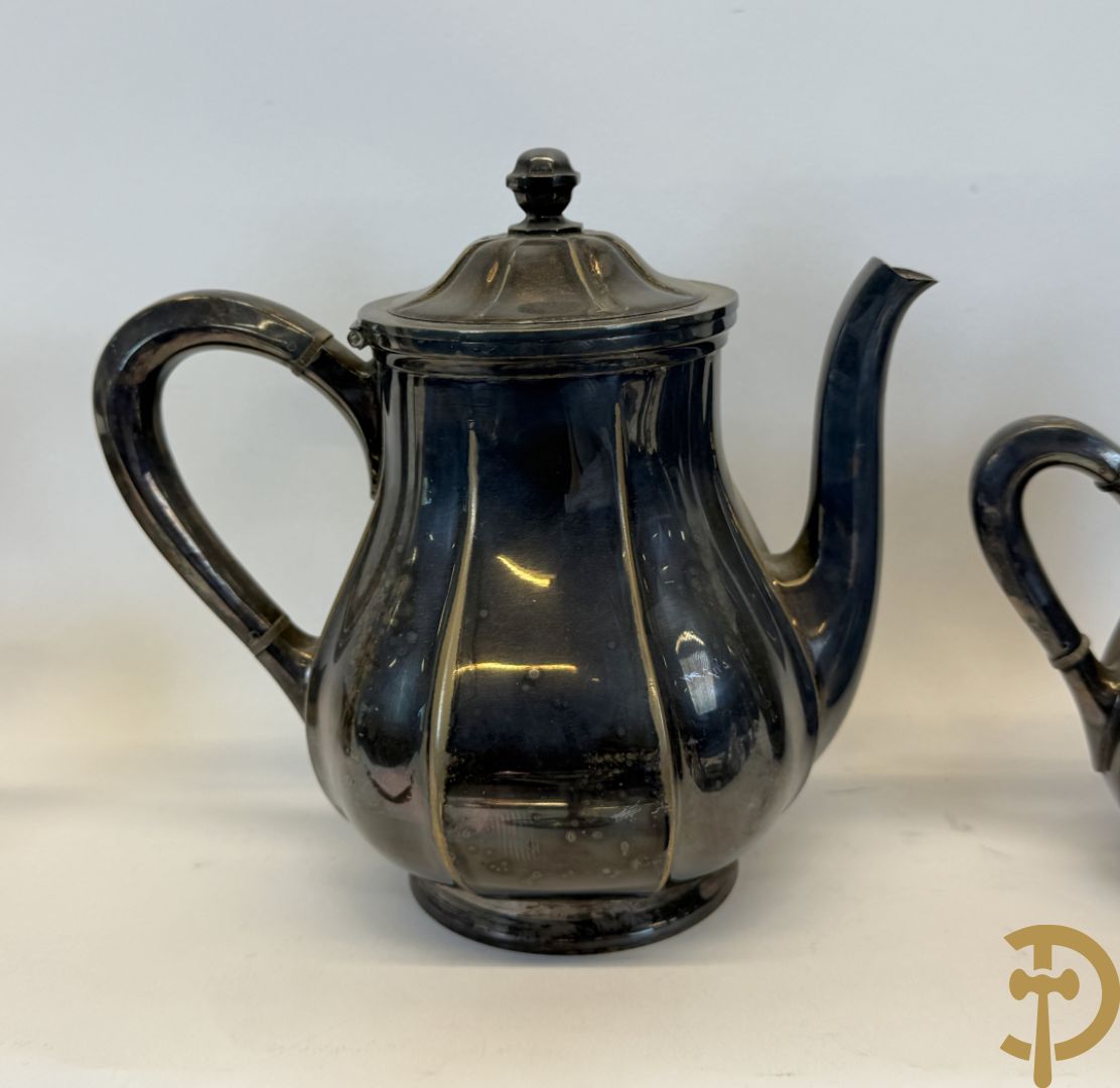 Koffieset Whiskemen (suikerpot met bluts) + Zes verzilverde kandelaars + verzilverde ijscoupes + verzilverde koffiefilters + olie- en azijnstel + verzilverde suikerstrooier e.a.