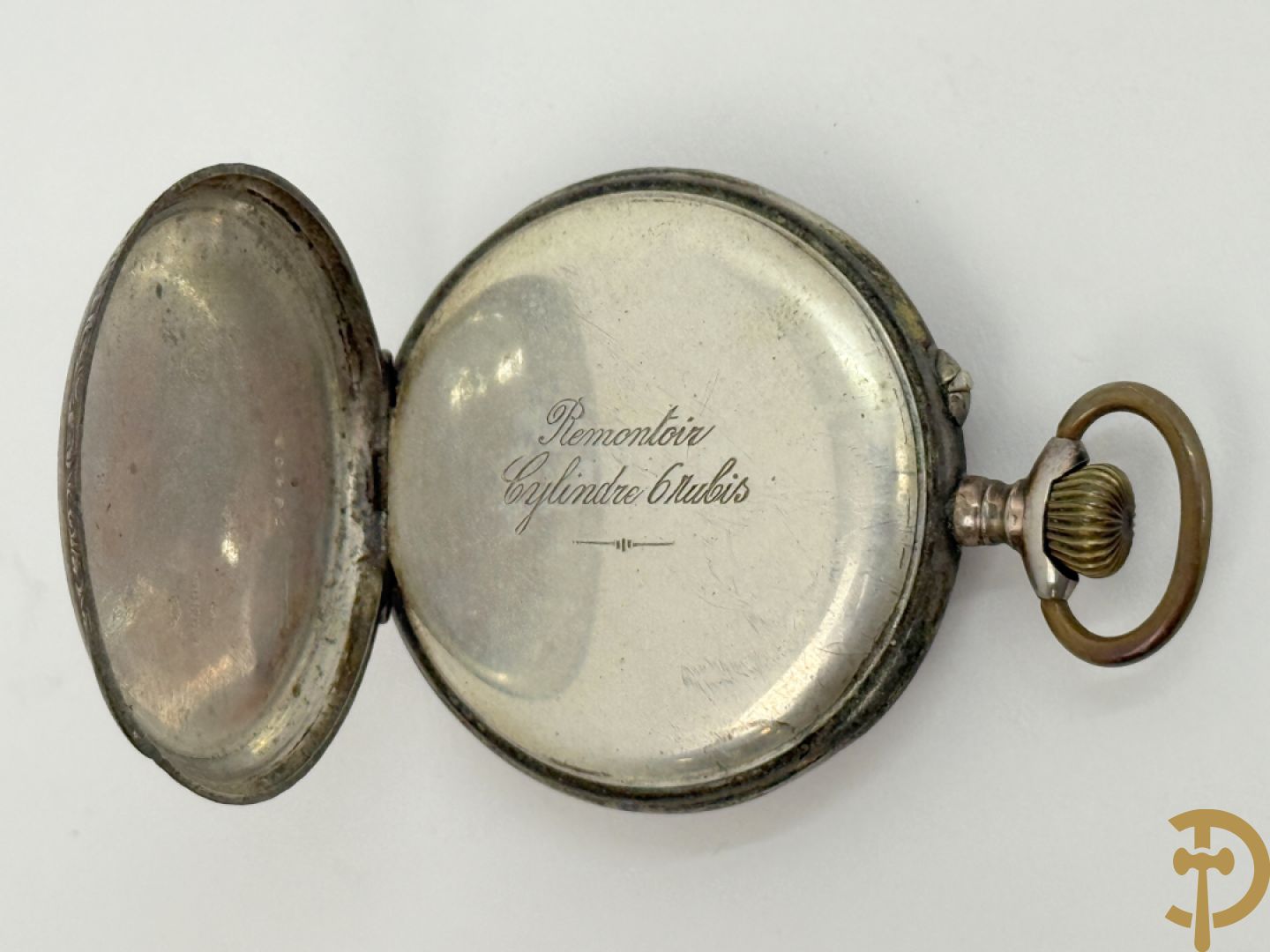 Vier 19e zakhorloges met Romeinse cijfers w.o. zilver + 2 zakhorlogekettingen
