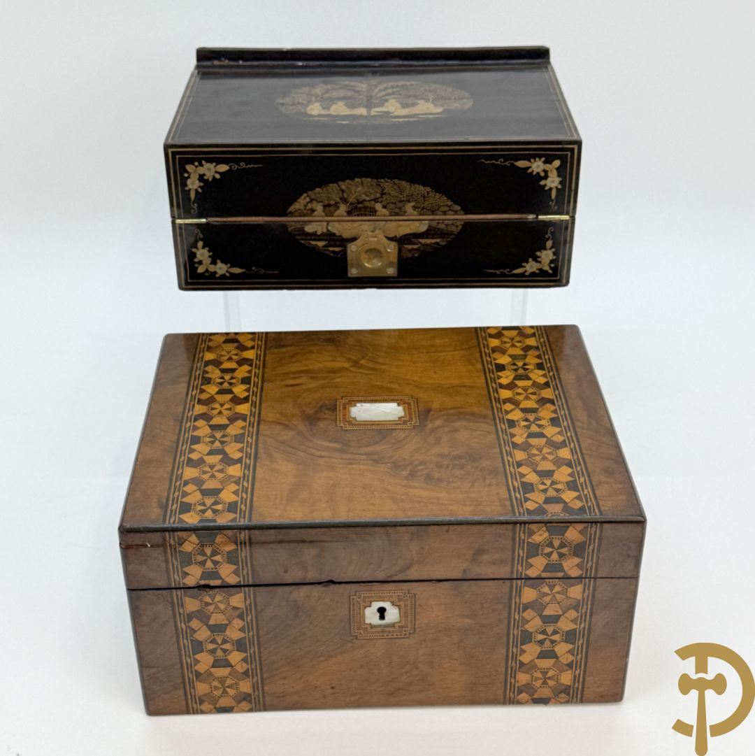 Schrijfbox in wortelnotehout met marquetterie en bovenaan een parelmoer plakkette + Japanse zwartgelakte openklapbare schrijfbox met verguld geanimeerd decor