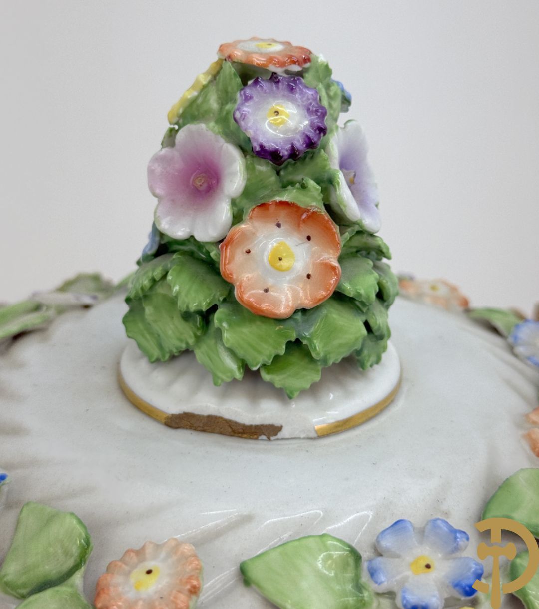 Porseleinen lampadaire met dansende figuren, bovenaan met porseleinen kap bezet met bloemmetjes