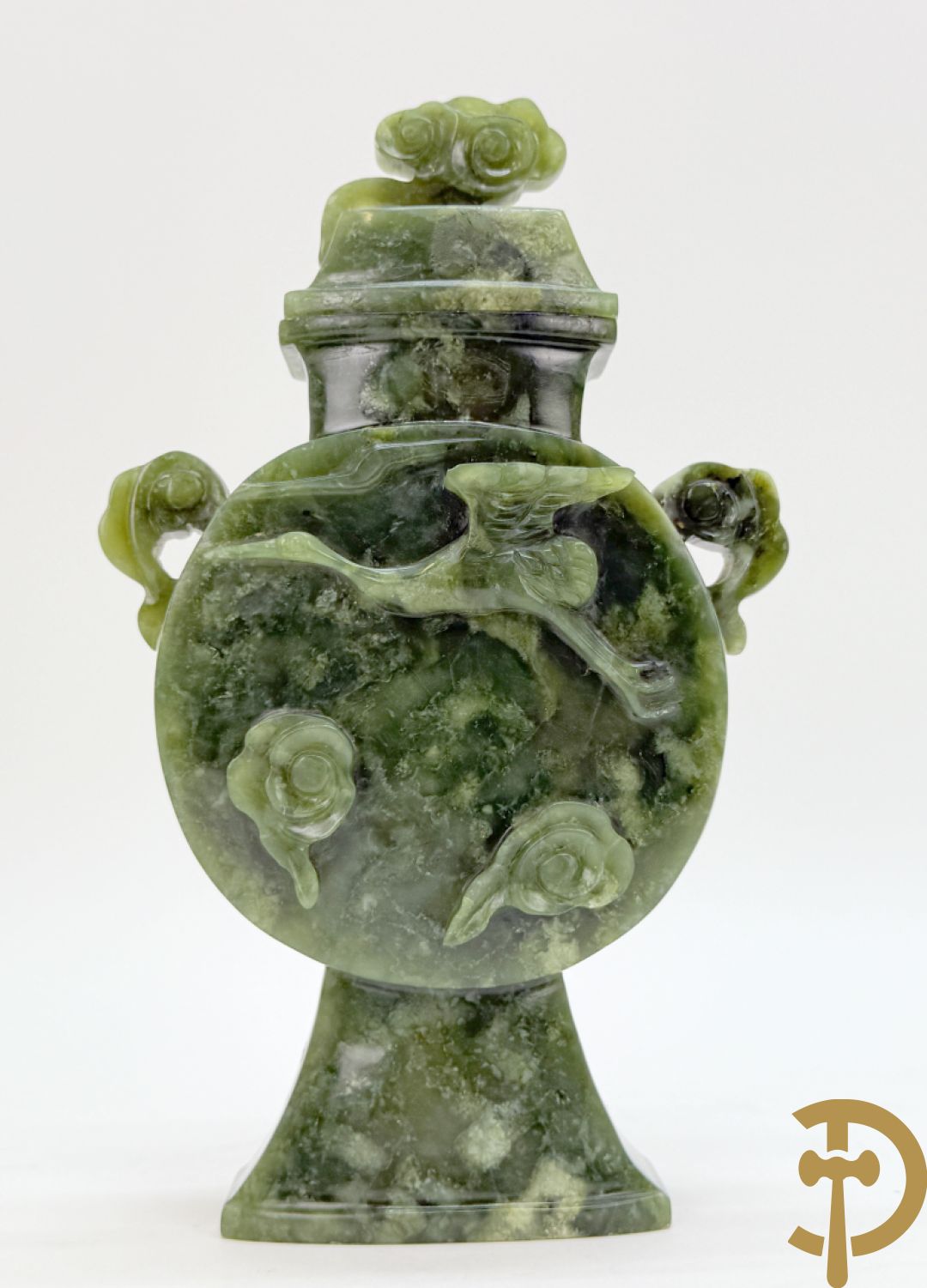 Brule parfum met sculptuur van fo honden in jadeiet + dekselpotiche in jadeiet met bloemen en vogeldecor
