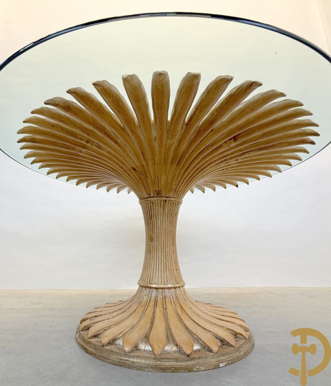 Ronde tafel met houtgesculpteerde korenaren, deels verguld, en glazen blad + 5 bijhorende Louis XVI stoelen met gecanneerde rug en zitting