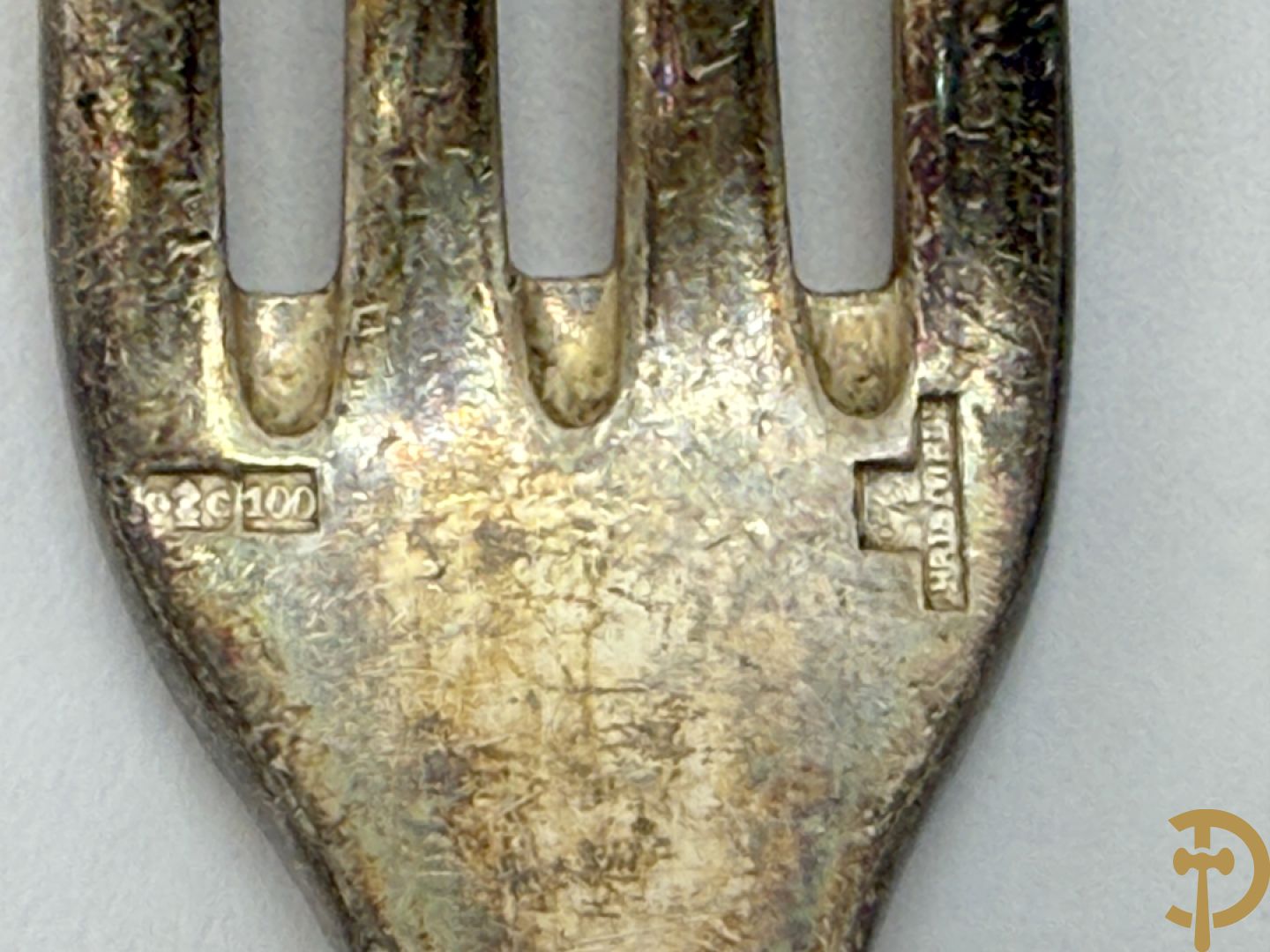 Verzilverd Louis XV bestek Christofle bestaande uit 12 kreeftvorken, 12 vismessen, 12 ijslepels, 3 vorken, 3 lepels, 3 dessertlepels en 3 koffielepels + 8 verzilverde Louis Philippe lepels, 6 verzilverde Louis Philippe vorken + 2 verzilverde vorken + verzilverd mes