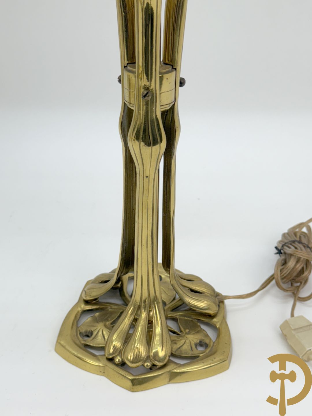 Paar koperen vierarmige lampen met gestyleerde bloemen-en plantenmotieven, Jugendstil