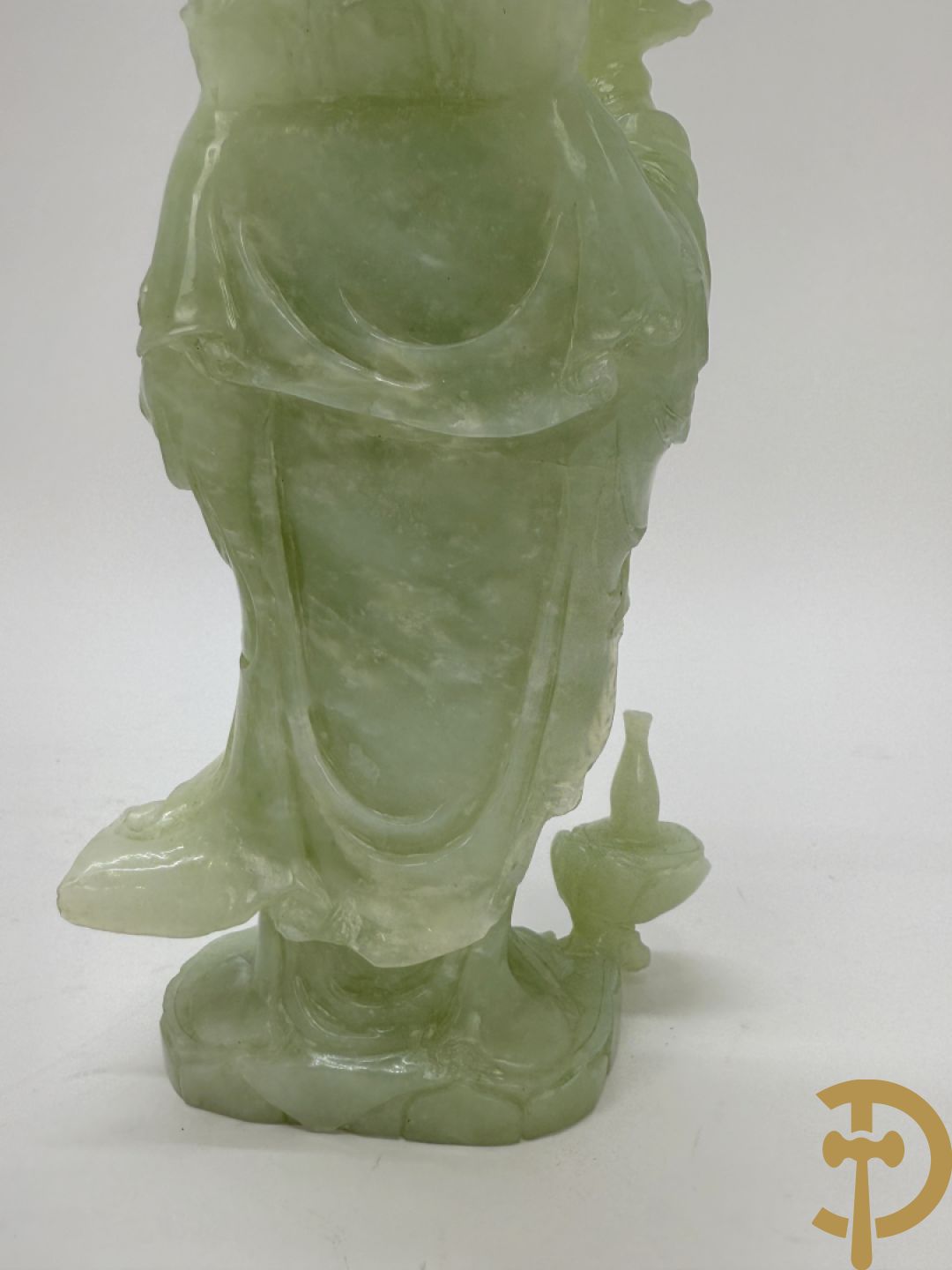 Jadeiet sculptuur van boedhistisch figuur + jadeiet wijsgeer met perziken + geisha in jadeiet