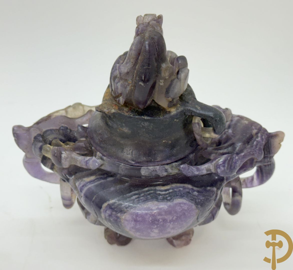 Drie Chinese handgesculpteerde urnes in gesteente met drakendecor (jade, amethist en fluoriet)