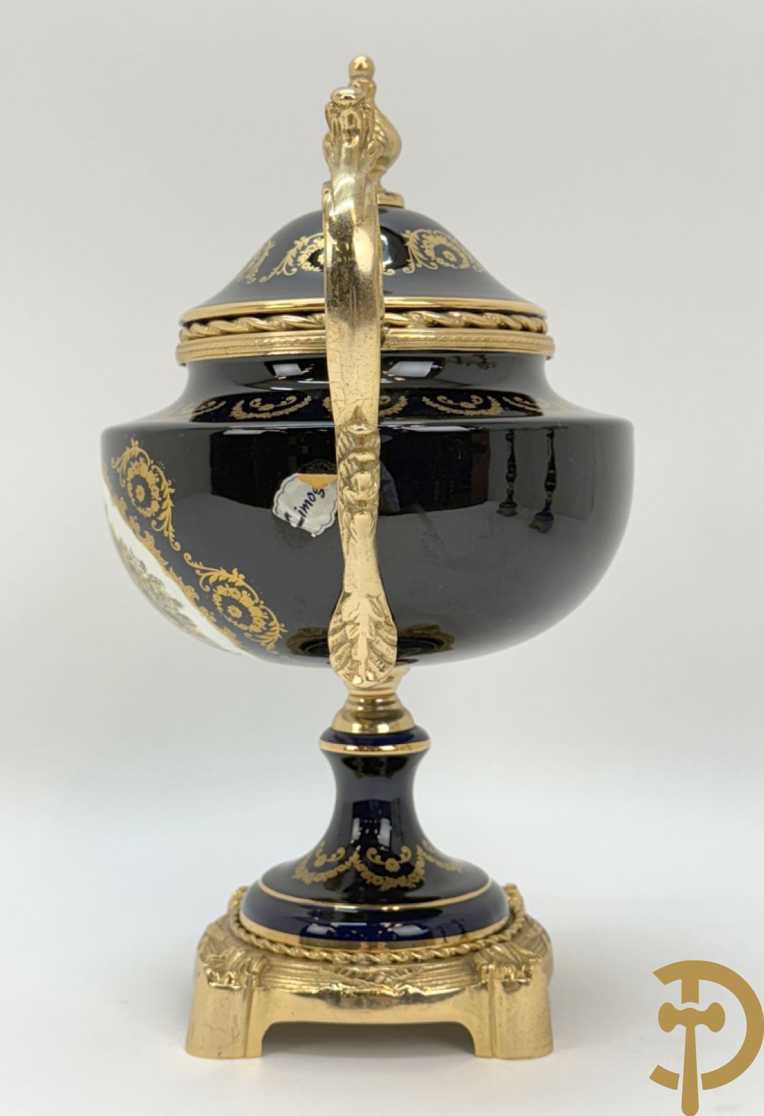 Driestel Sèvres stijl bestaande uit paar dekselpotiches met koperen ornamenten en romantisch decalcomanie decor, Sèvres stijl+ dekselcoupe met Sèvres en romantisch decor